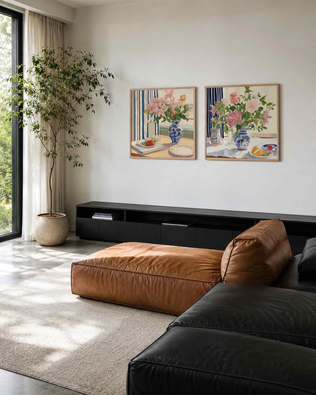 Interieurpresentatie van een tweedelige vierkante posterset met bloemen in blauwe vazen