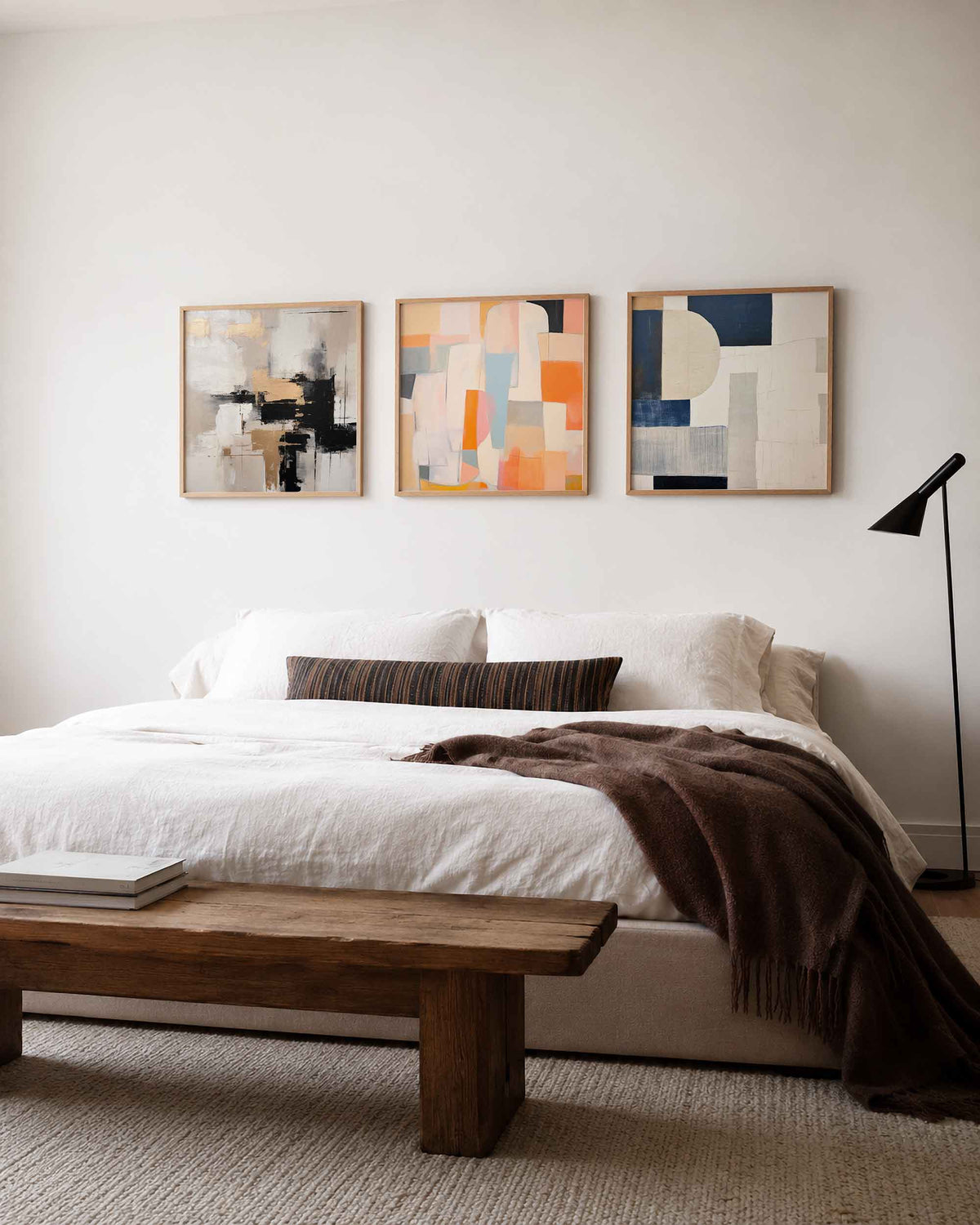 Interieurpresentatie van een driedelige vierkante posterset met abstracte vlakken