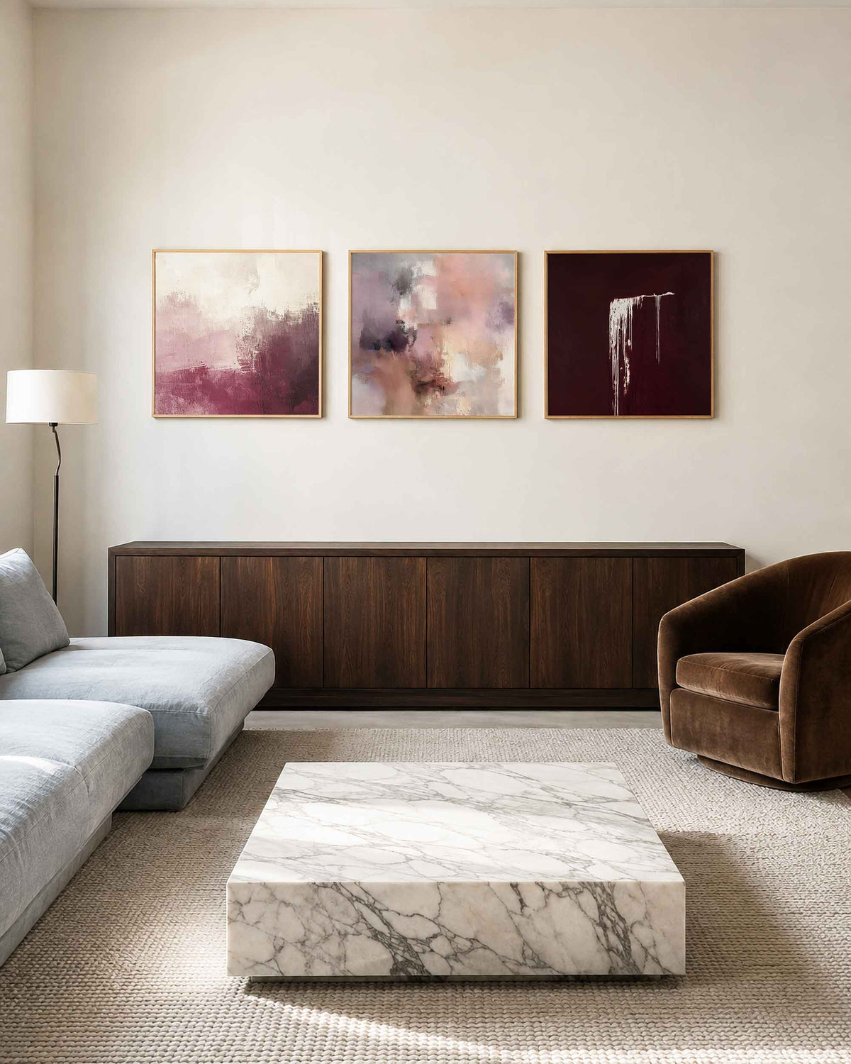 Interieurpresentatie van een driedelige vierkante posterset met abstracte roze bordeaux
