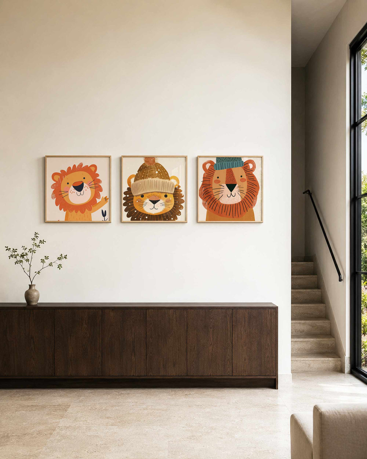 Interieurpresentatie van een driedelige vierkante posterset met leeuwenportretten