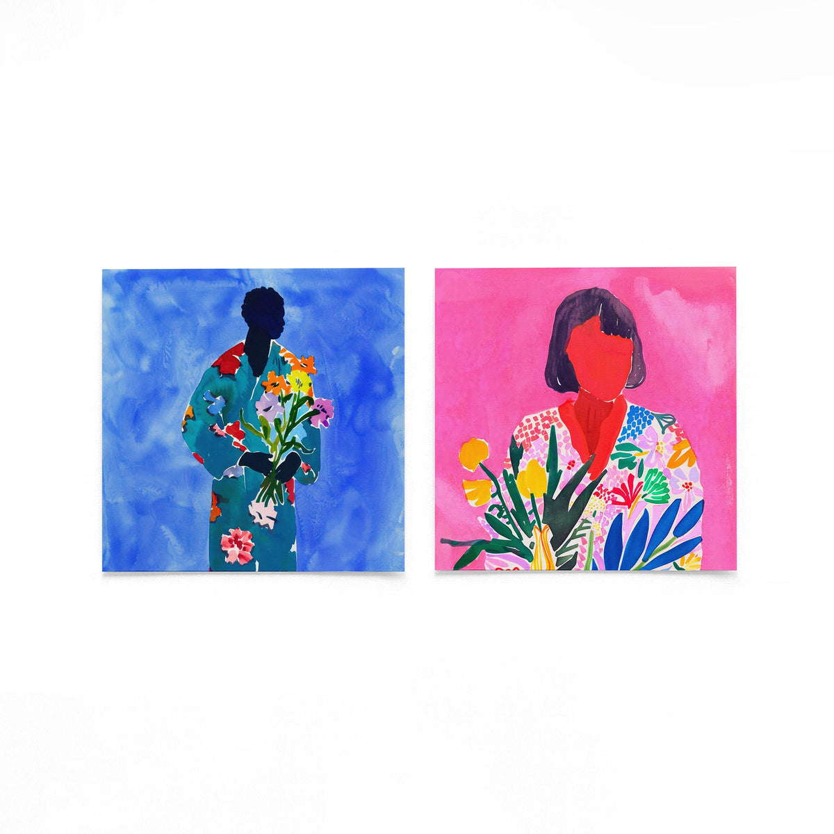 Twee vierkante posters met bloemenportretten op een gebroken witte achtergrond