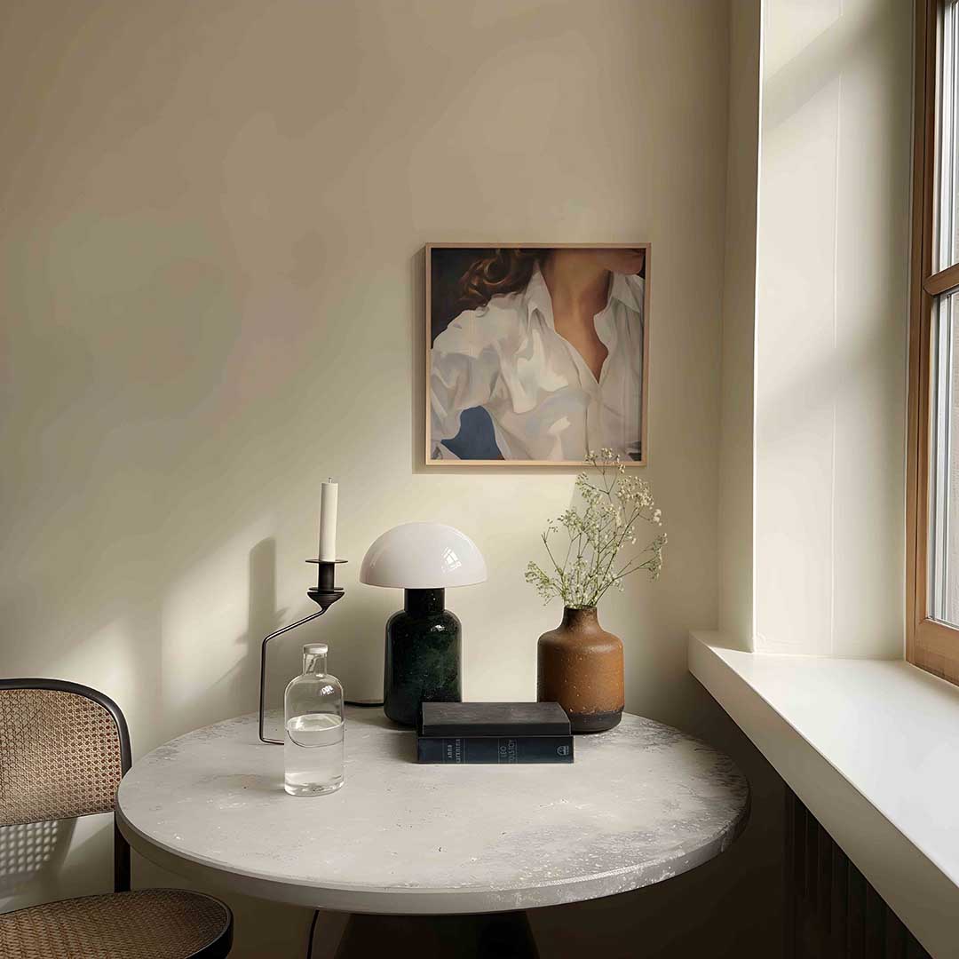 Witte blouse en krullend haar Poster