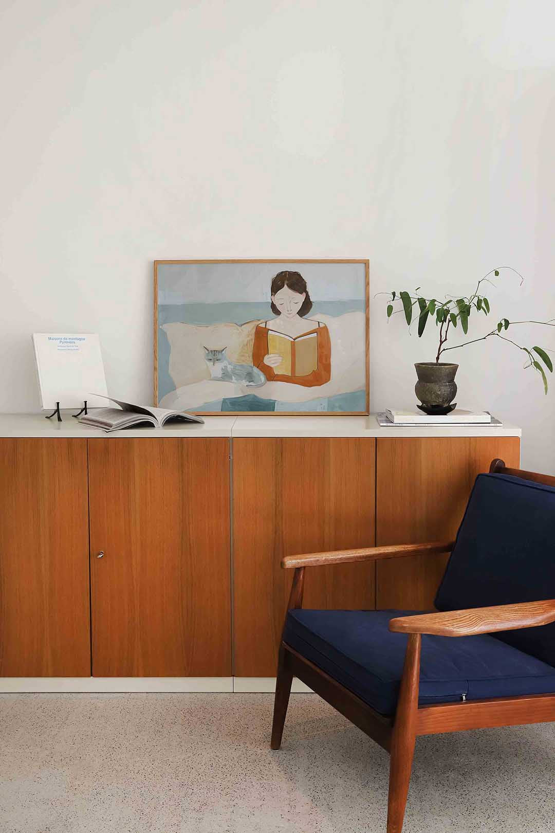 Lezende vrouw met kat Poster