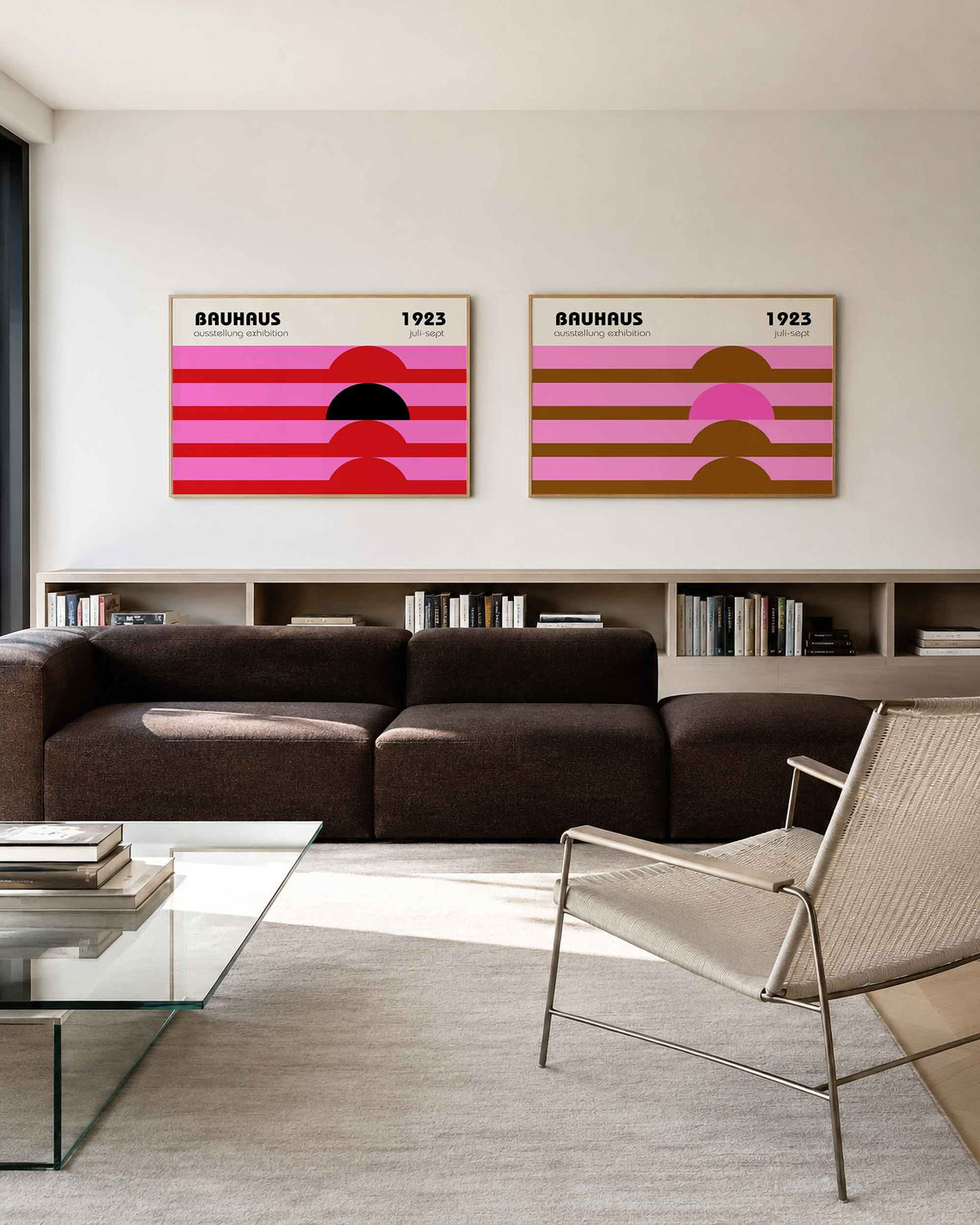 Interieurmockup van tweedelige landscape-posterset met roze bogen en kleurenbanden