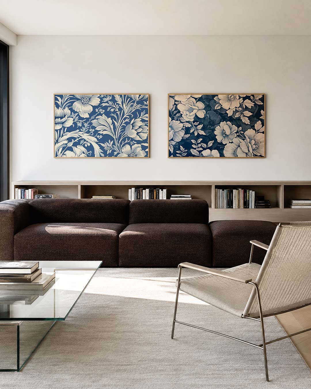 Tweedelige posterset met een weelderig spel van witte bloemen en bladeren op een diepblauwe, getoond in een interieur
