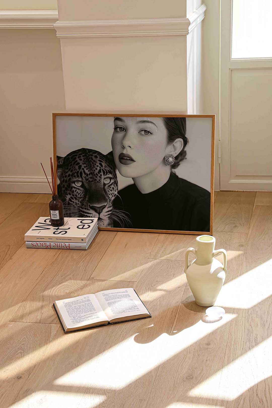 Vrouw en luipaard Poster