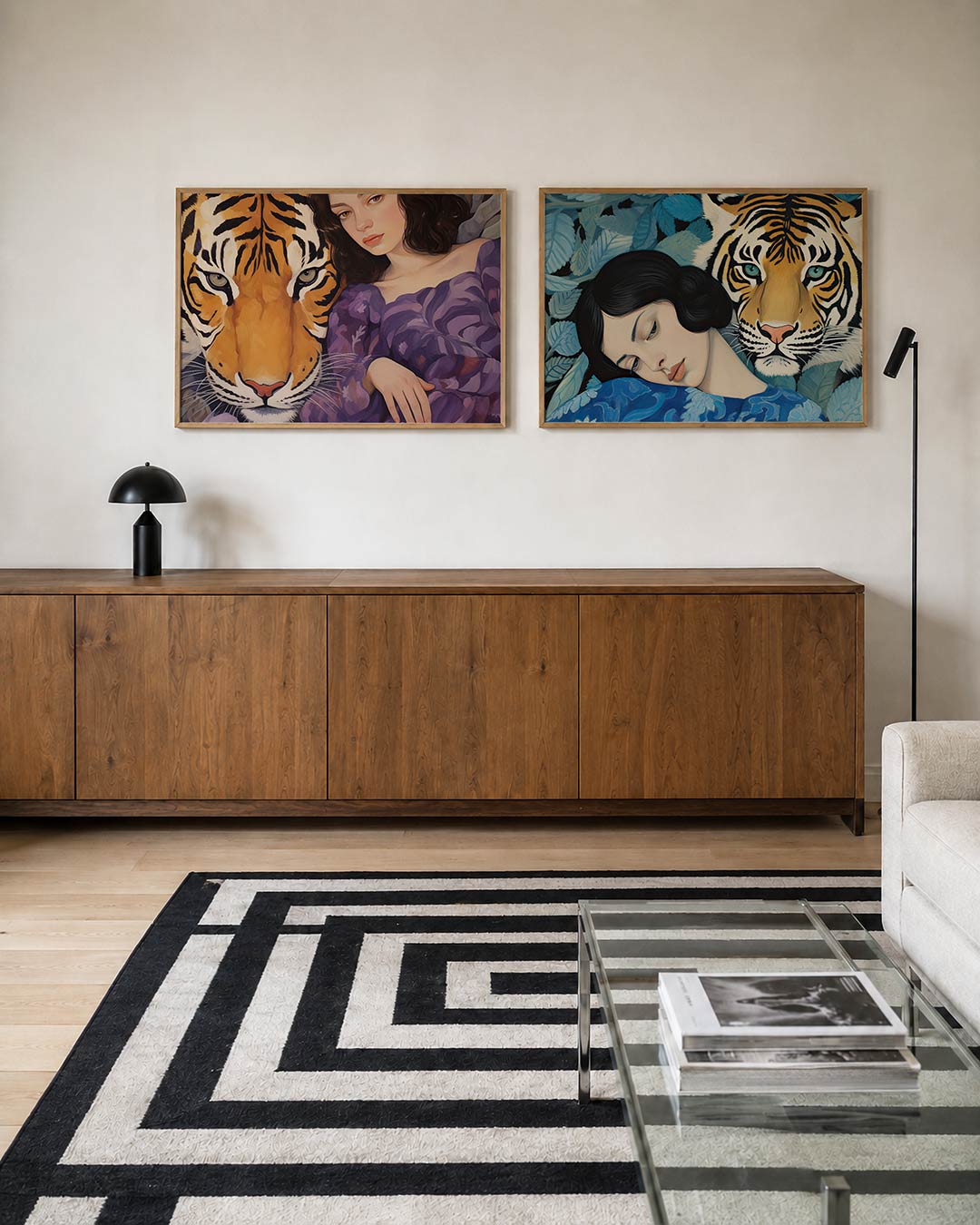 Tweedelige posterset met een tijger en een vrouw delen een serene blik, getoond in een interieur
