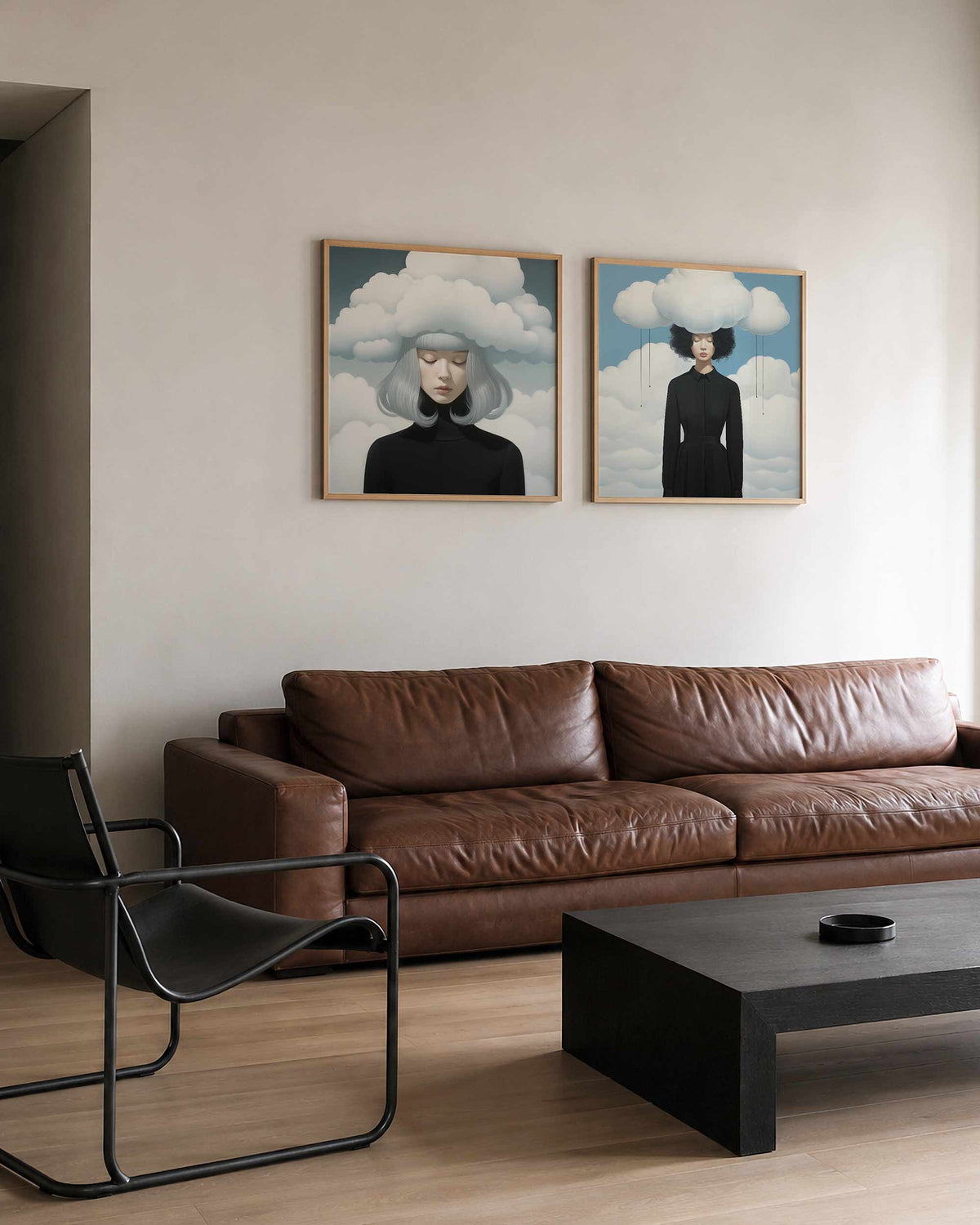 Interieurpresentatie van een tweedelige vierkante posterset met vrouwen met wolken