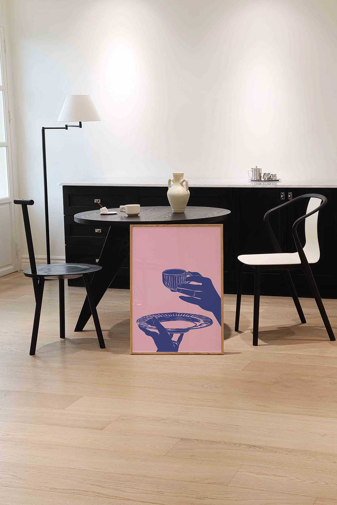 Handen met kop en schotel Poster