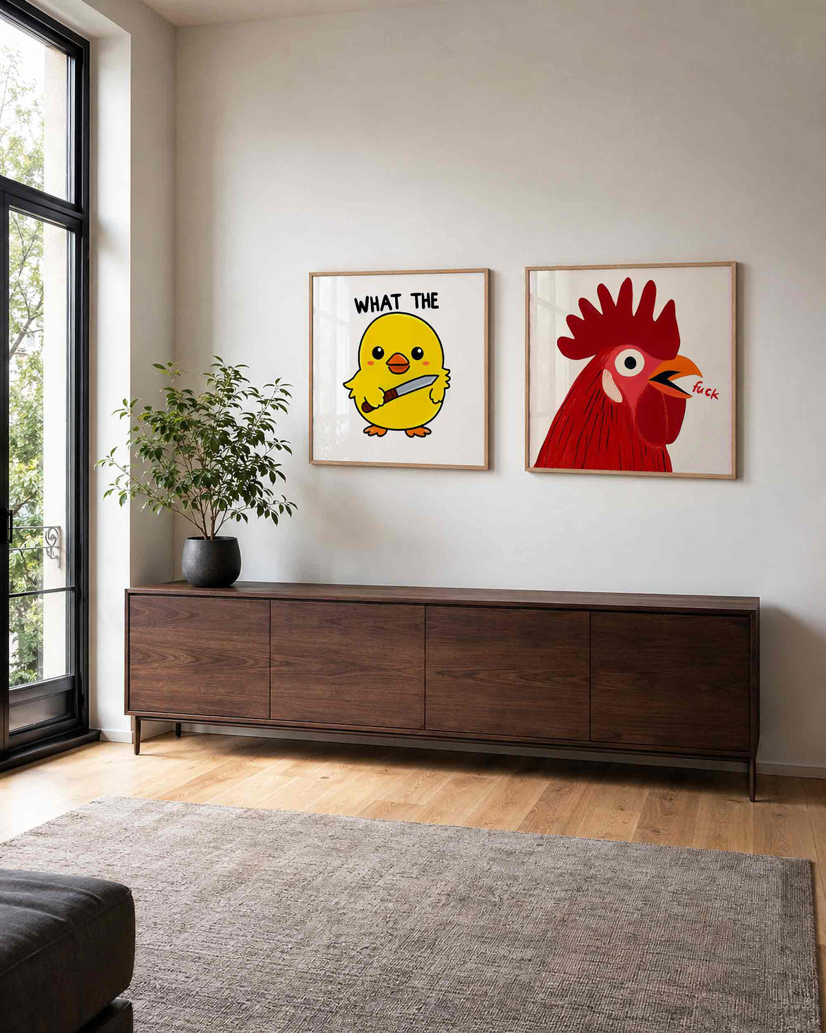 Interieurpresentatie van een tweedelige vierkante posterset met kuiken en haan