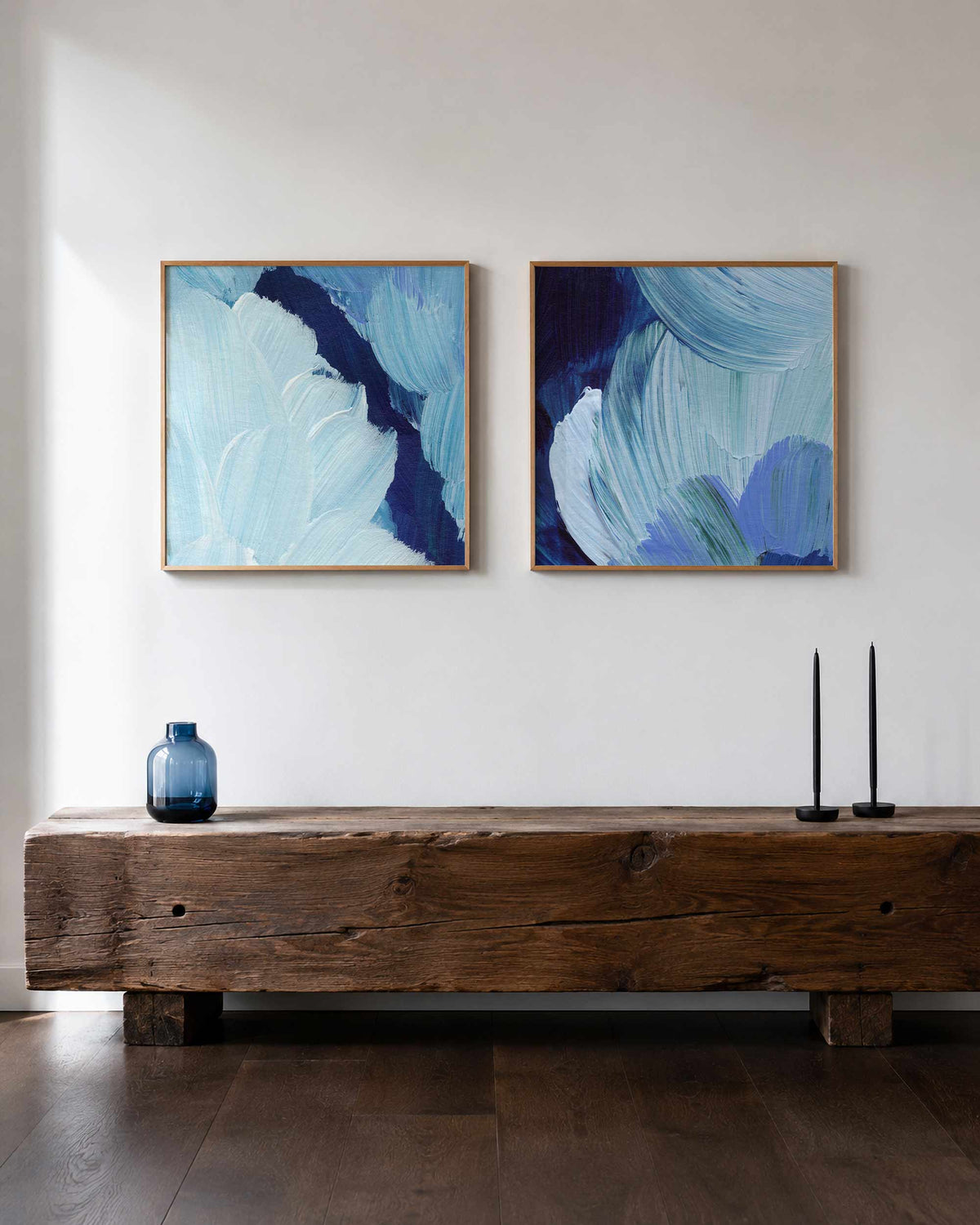 Interieurpresentatie van een tweedelige vierkante posterset met blauwe penseelstreken