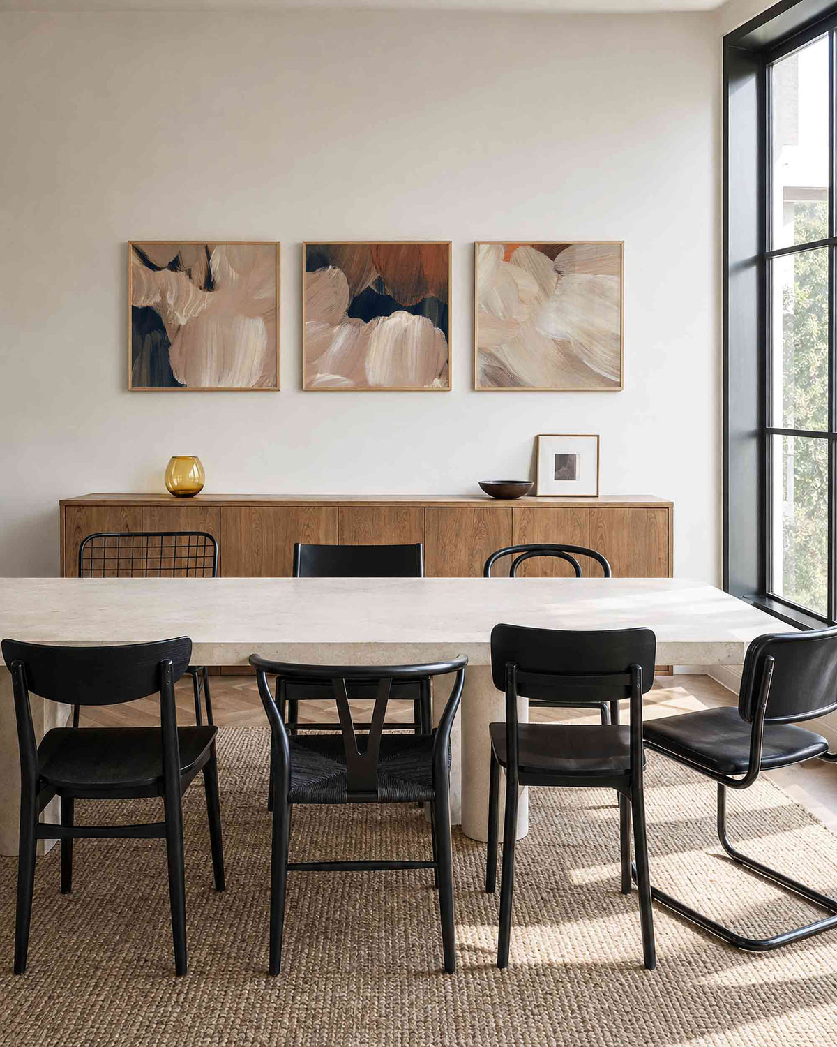 Interieurpresentatie van een driedelige vierkante posterset met beige abstracte verfstreken