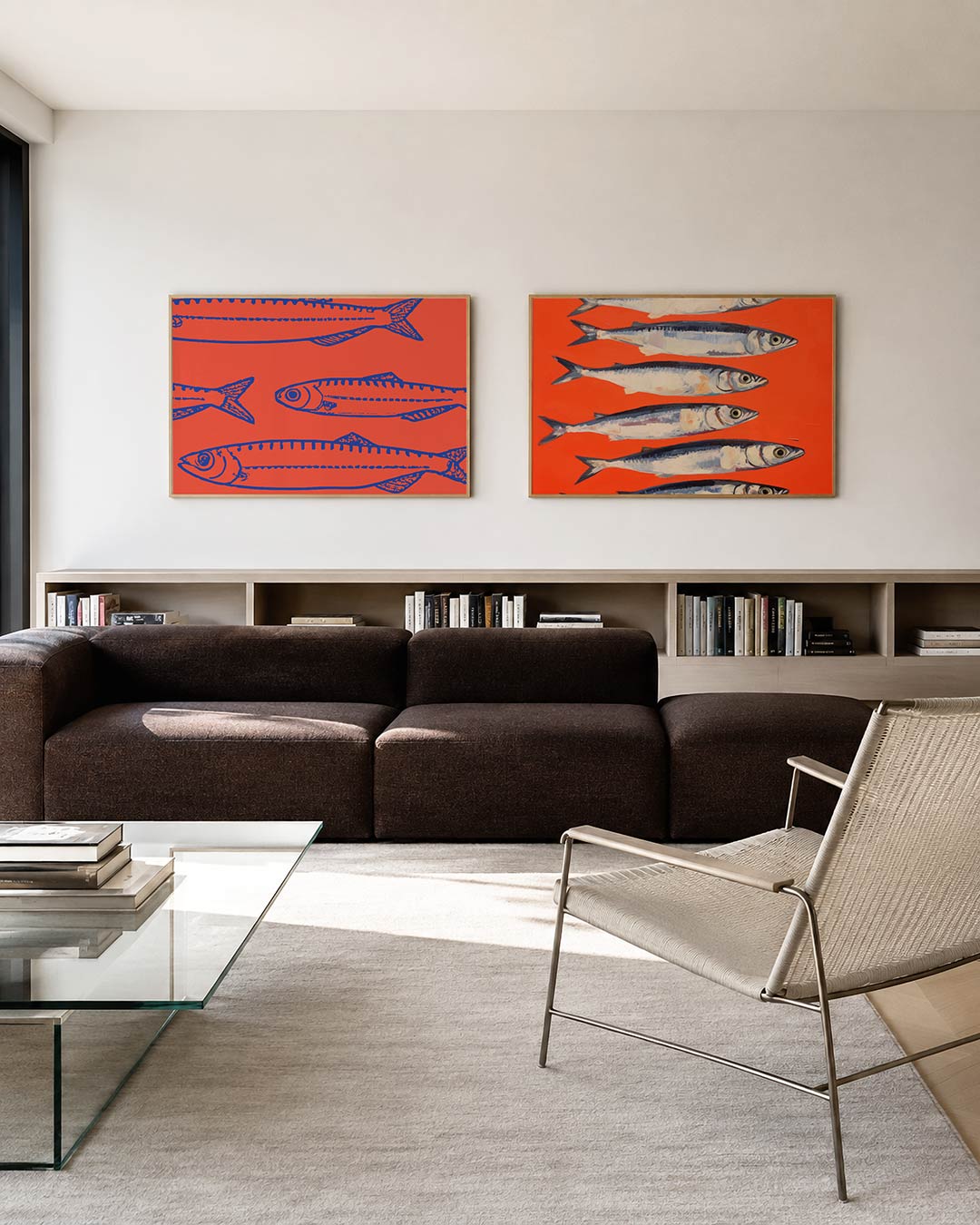 Tweedelige posterset met blauwe vissen tegen een rode achtergrond, getoond in een interieur