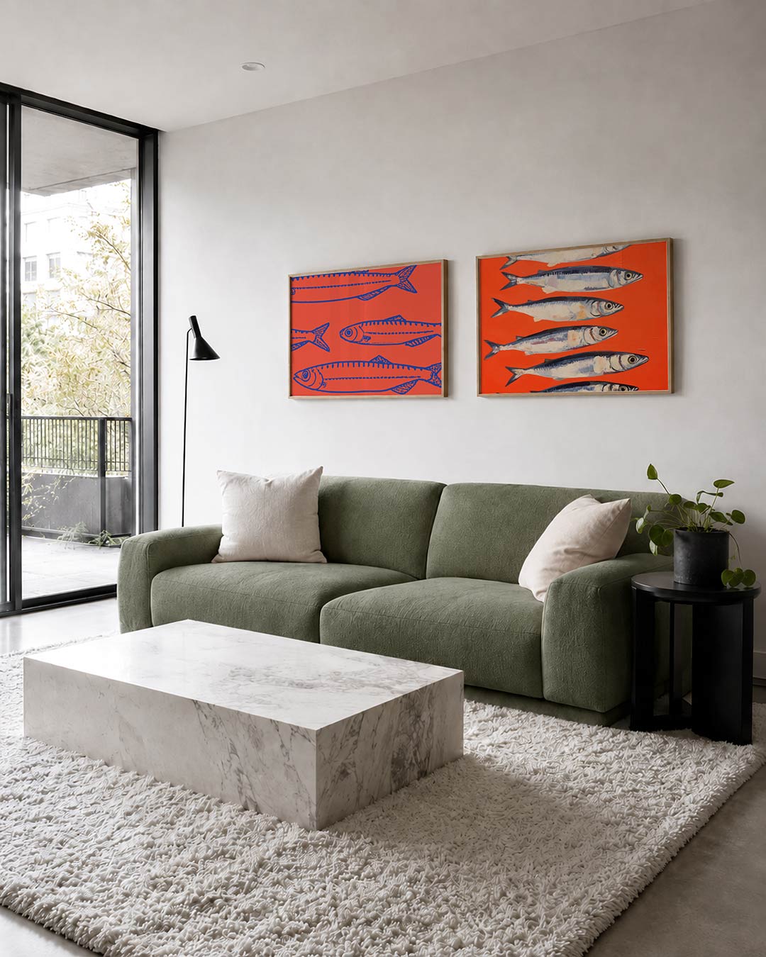 Twee liggende posters met blauwe vissen tegen een rode achtergrond, aan de muur in een interieur