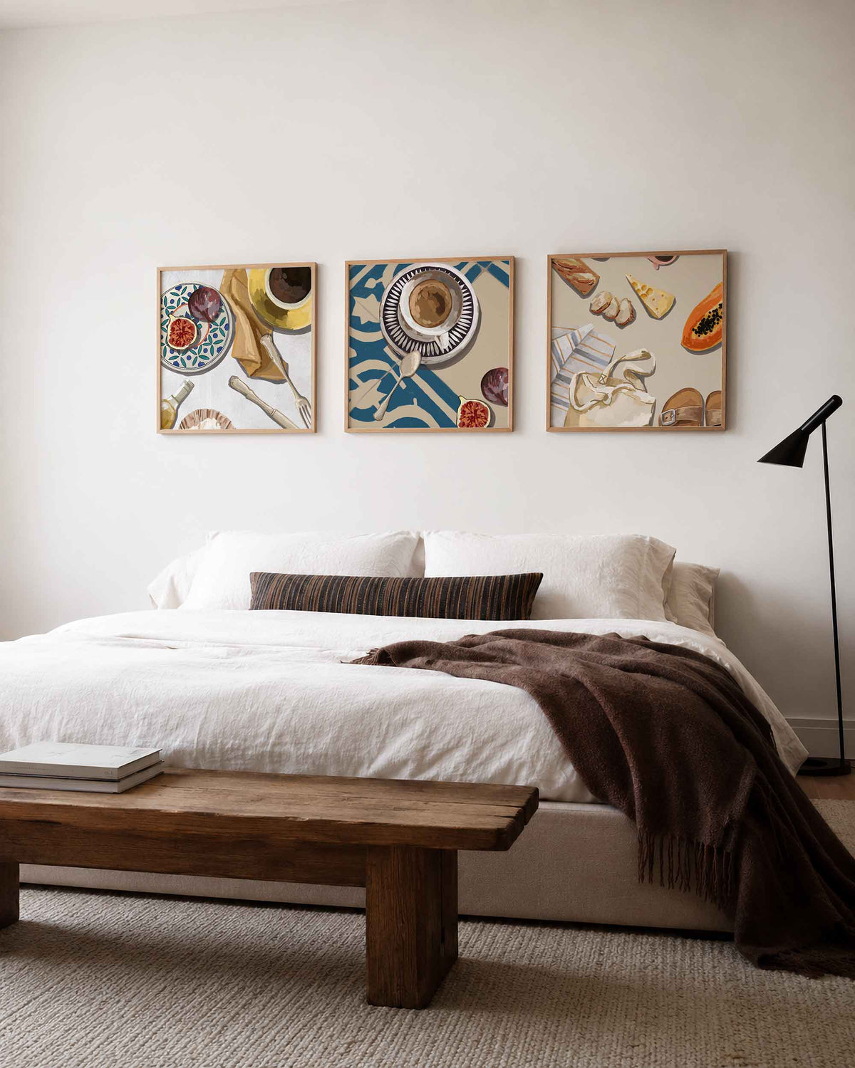 Interieurpresentatie van een driedelige vierkante posterset met eten en koffie