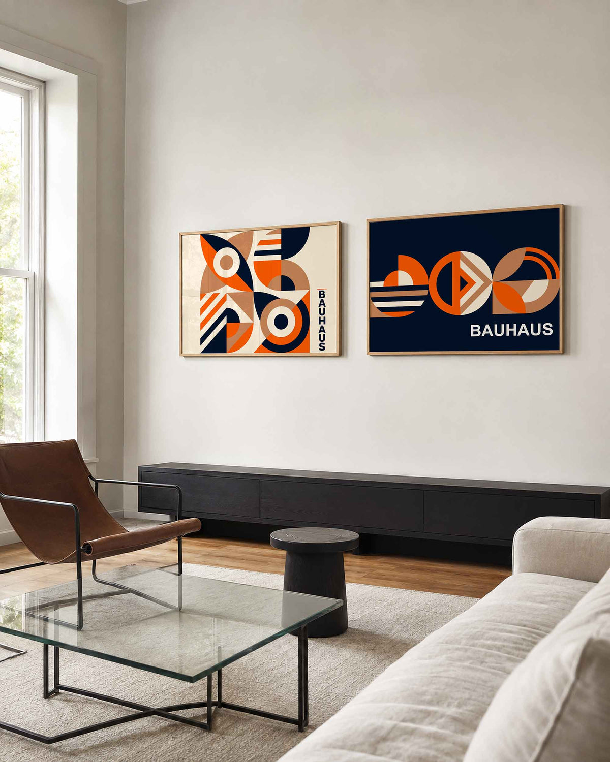Interieurmockup van tweedelige landscape-posterset met oranje ringen en bogen