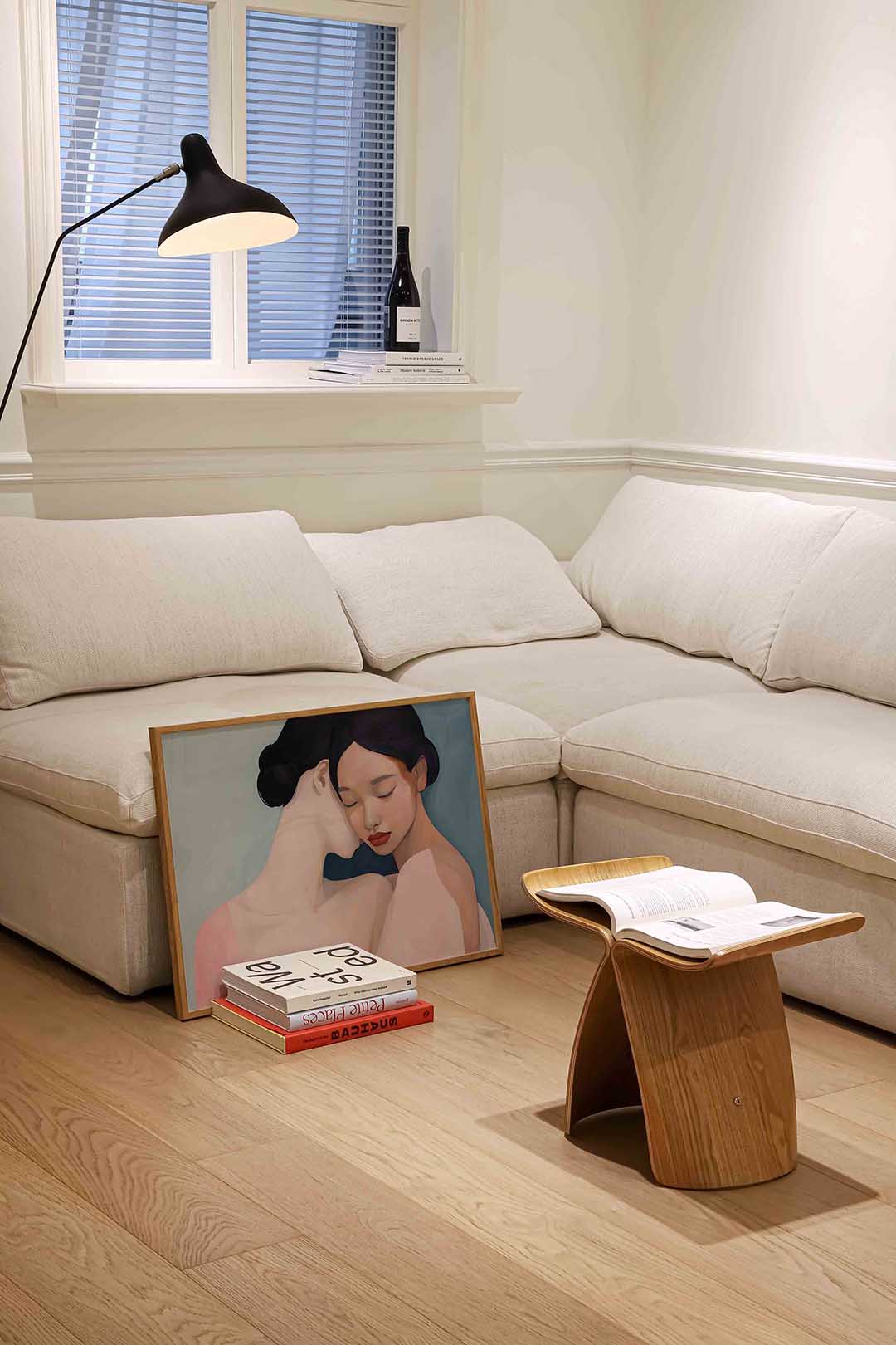 Twee vrouwen in omhelzing Poster