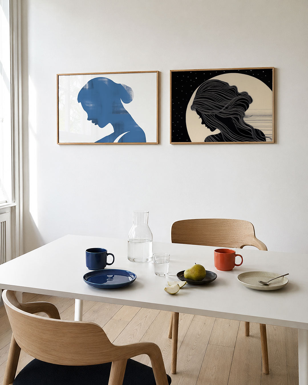 Tweedelige posterset met een vloeiende blauwe vorm tegen een witte achtergrond, getoond in een interieur