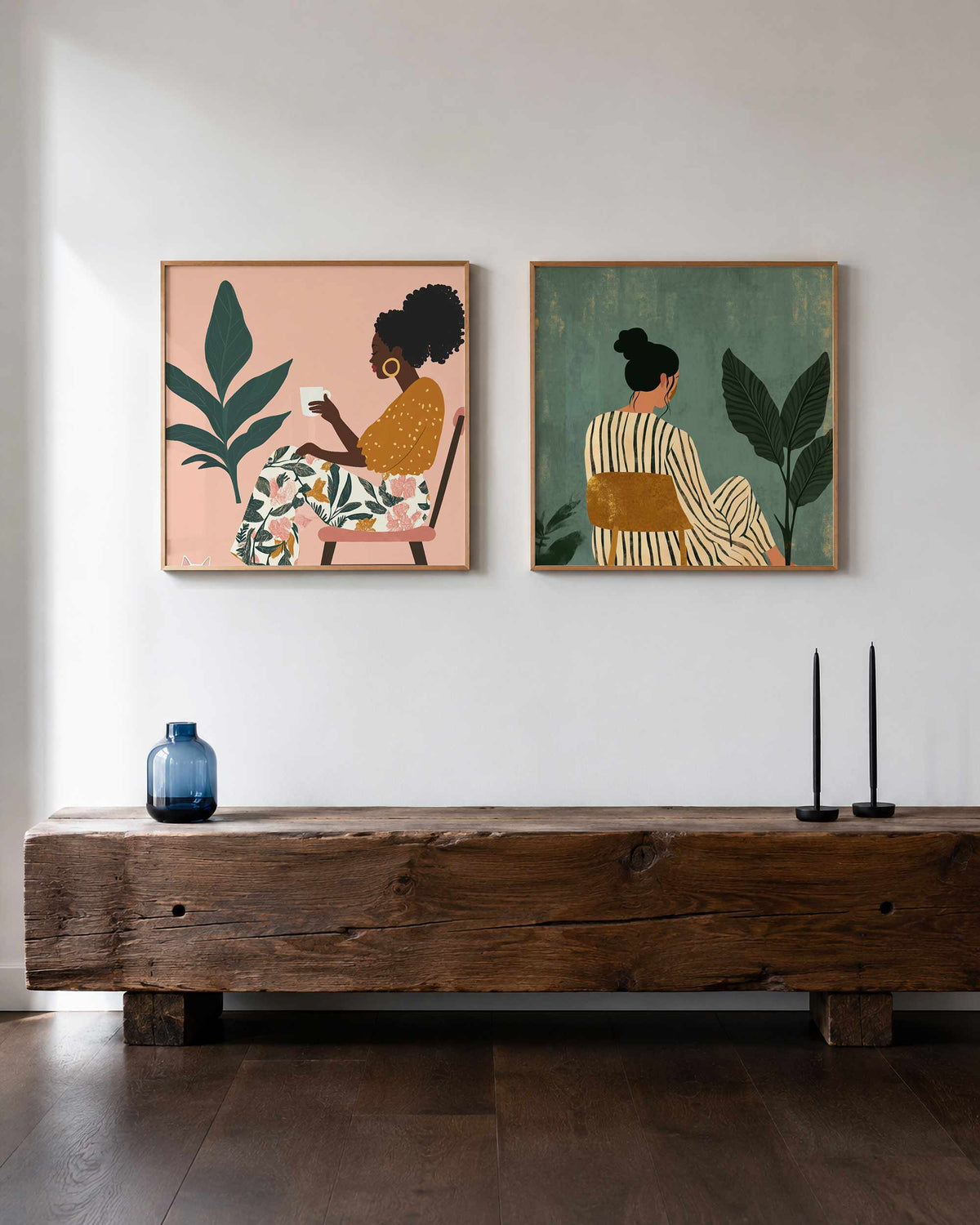 Interieurpresentatie van een tweedelige vierkante posterset met vrouwen en tropische bladeren