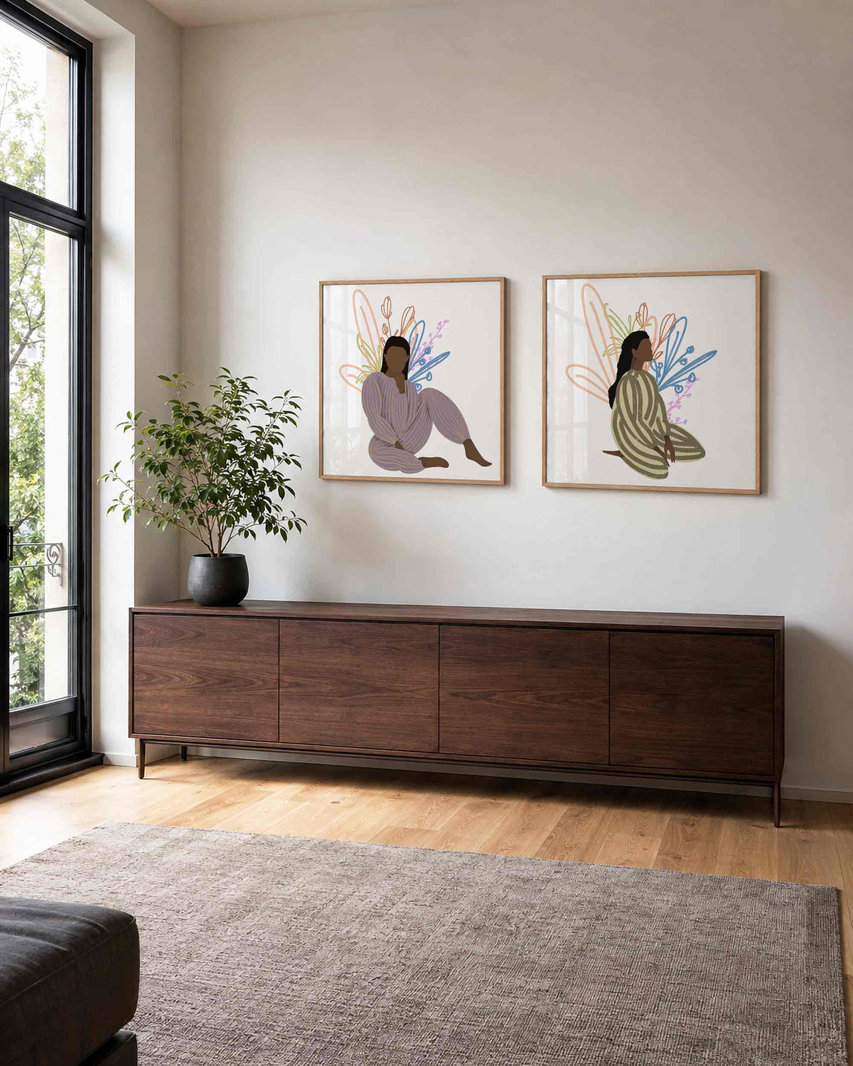 Interieurpresentatie van een tweedelige vierkante posterset met zittende vrouwen