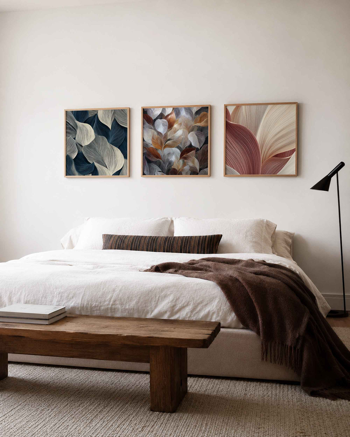 Interieurpresentatie van een driedelige vierkante posterset met abstracte bladstructuren