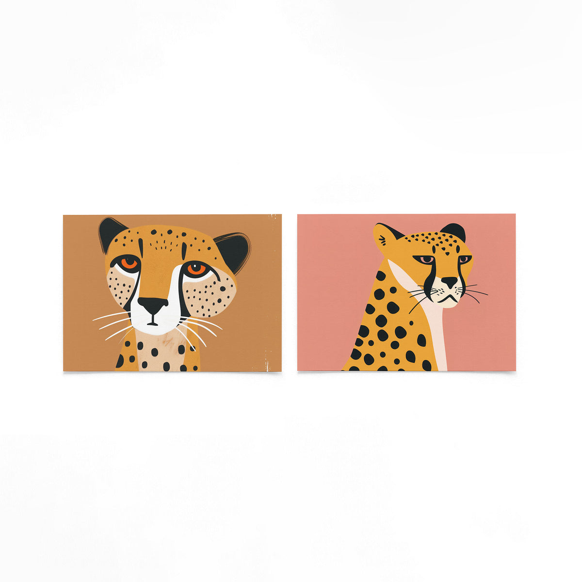 Twee liggende posters met een speelse cheetah met grote ogen en stippen op een gebroken witte achtergrond
