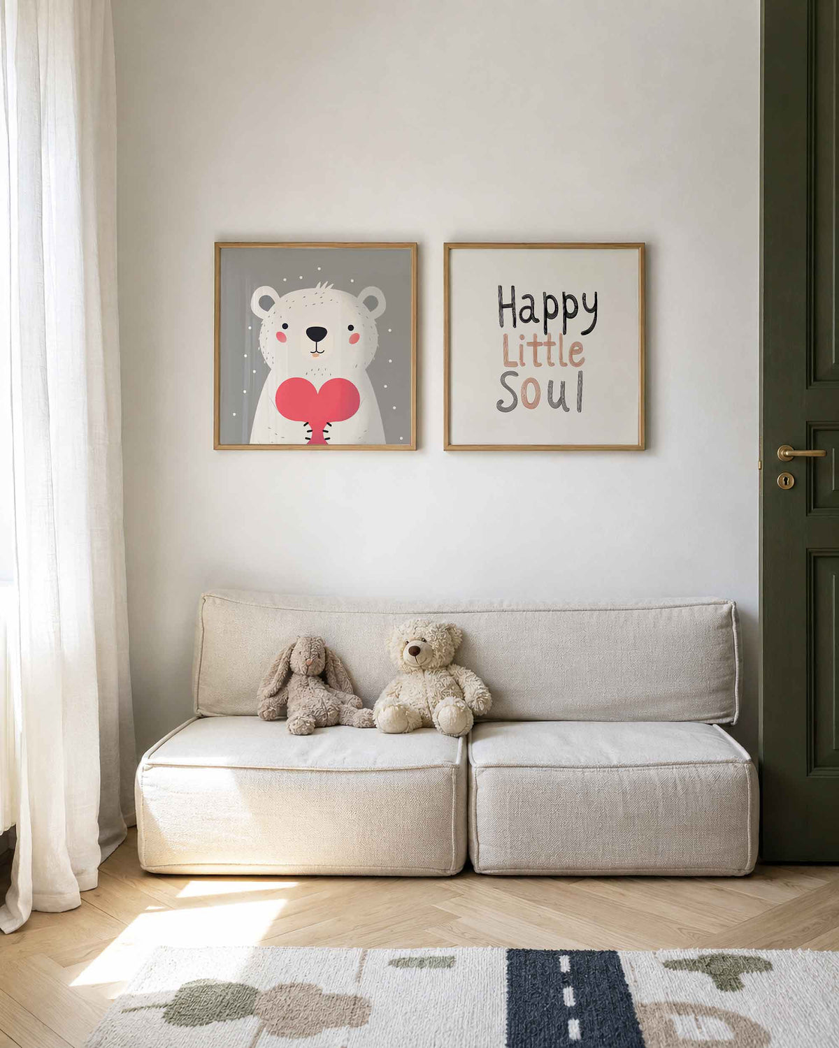 Interieurpresentatie van een tweedelige vierkante posterset met ijsbeer en happy