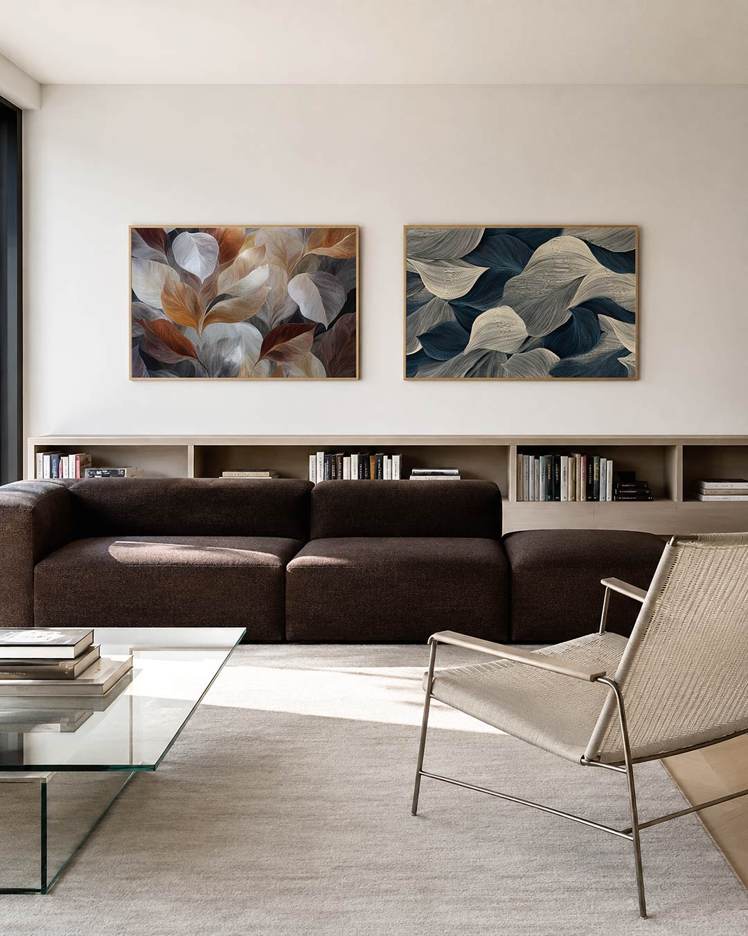 Twee liggende posters met bladeren in warme tinten, aan de muur in een interieur