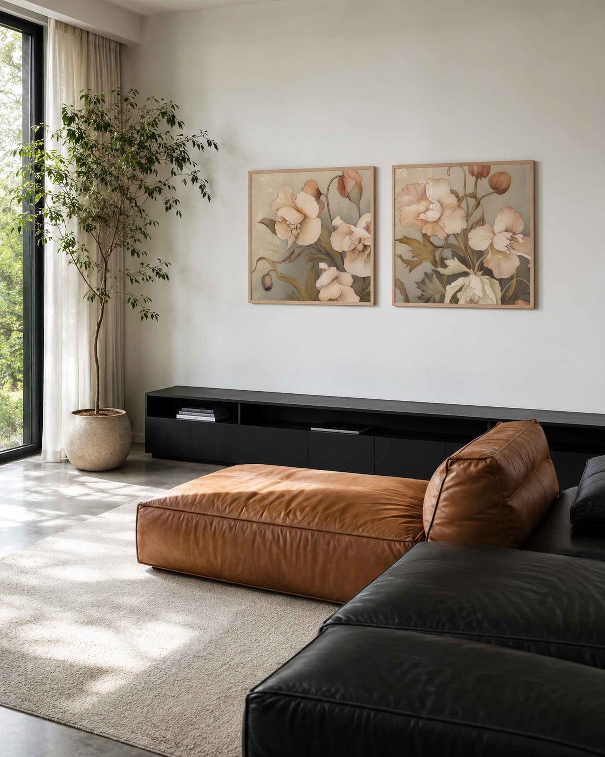 Interieurpresentatie van een tweedelige vierkante posterset met orchideeën en bloesems