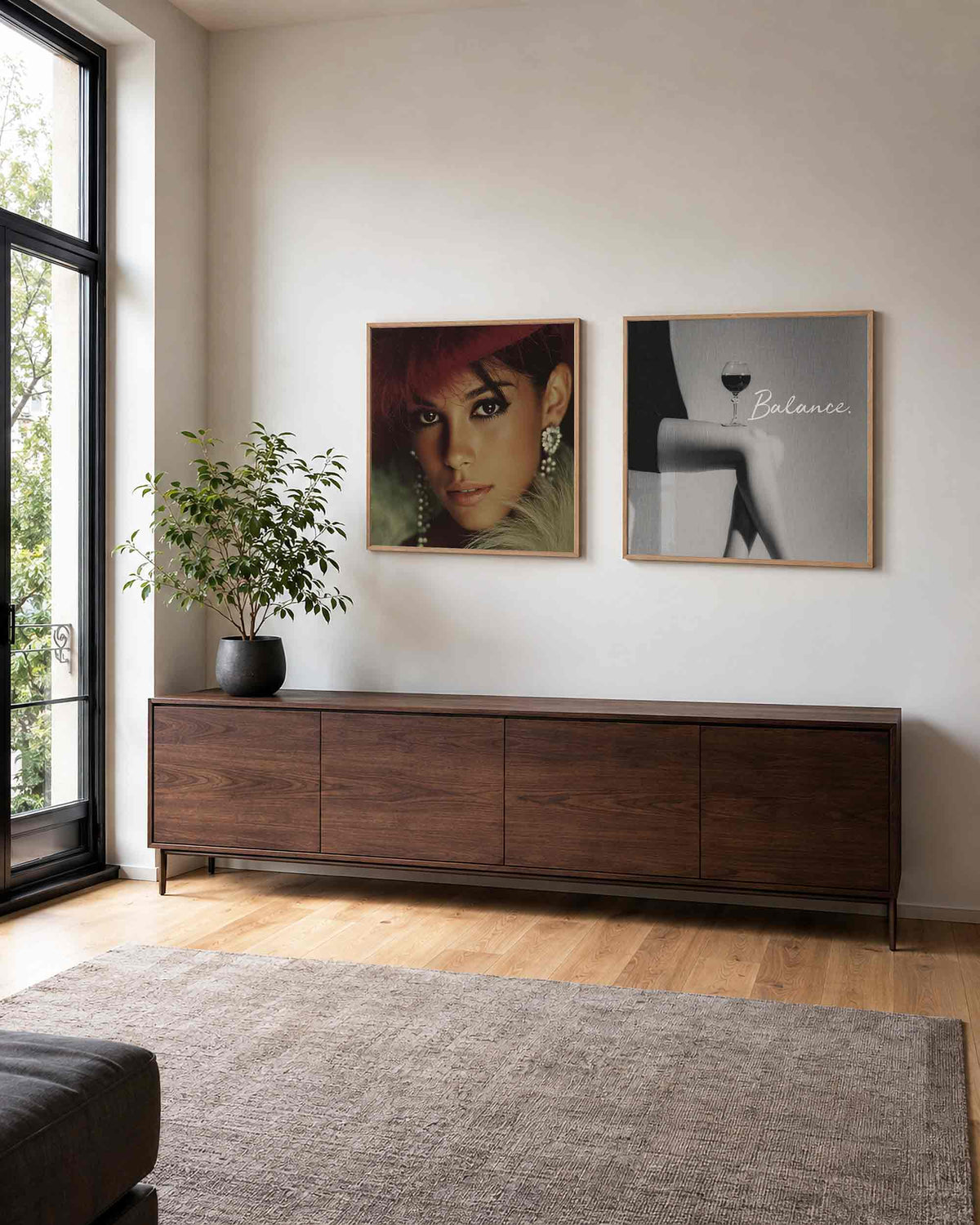 Interieurpresentatie van een tweedelige vierkante posterset met portret en wijnglas