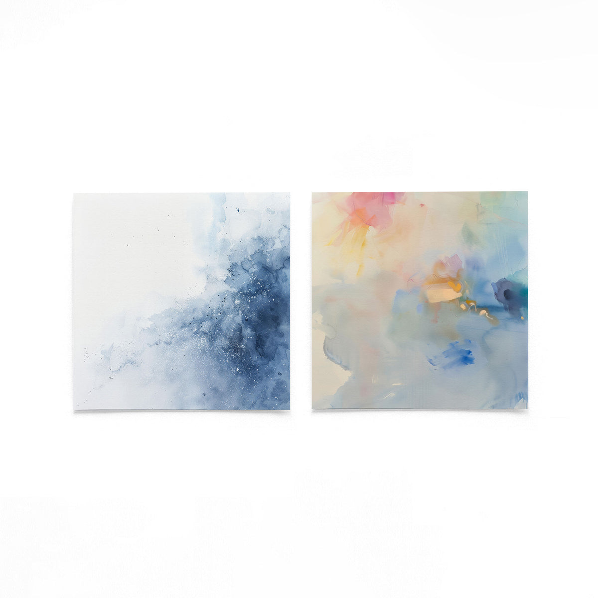 Twee vierkante posters met blauwe en pastelkleurige abstracte op een gebroken witte achtergrond