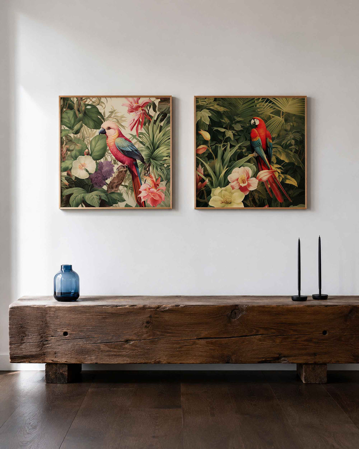 Interieurpresentatie van een tweedelige vierkante posterset met papegaaien tussen tropische bloemen