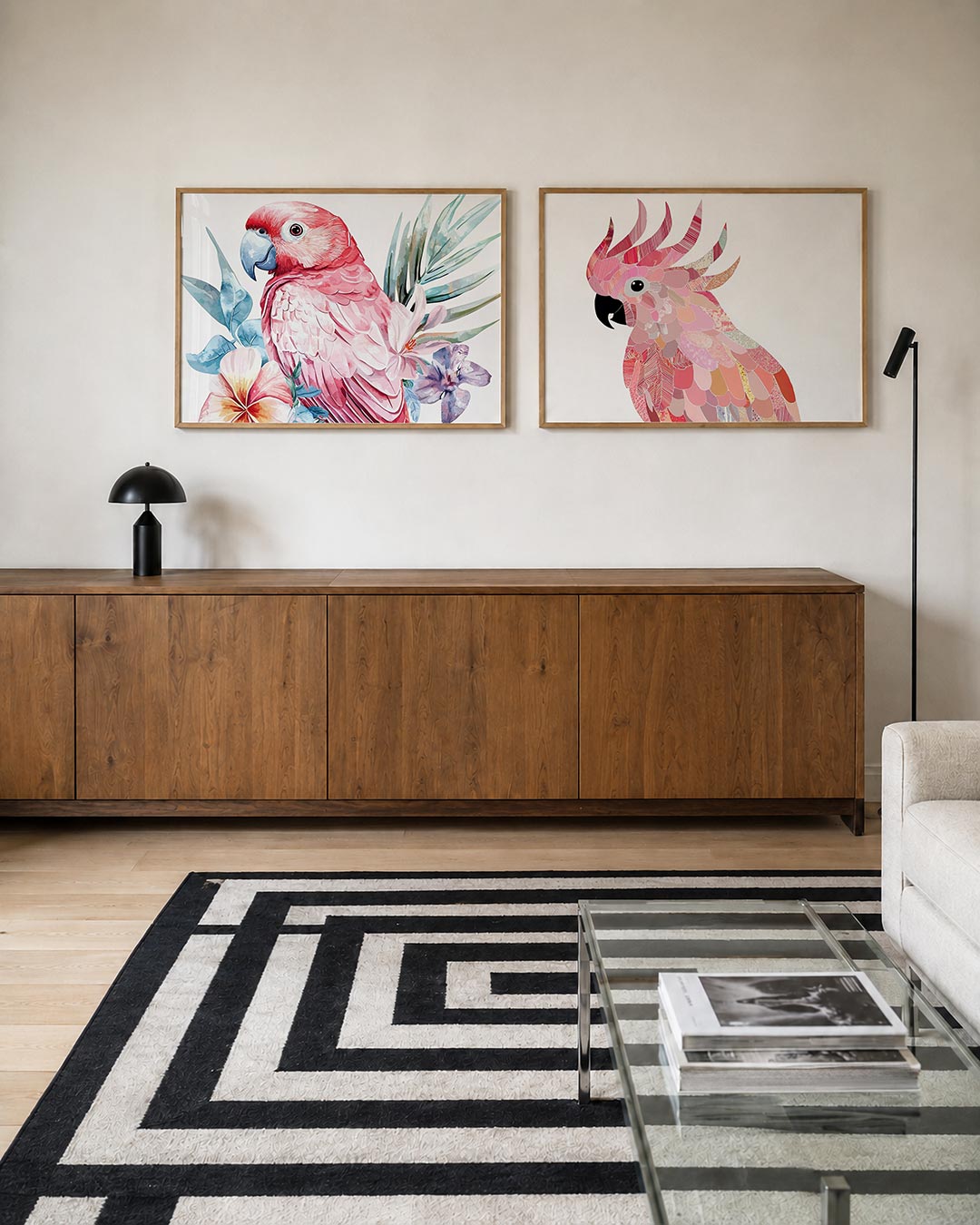 Interieurpresentatie van twee posters met een levendige papegaai in roze en blauw