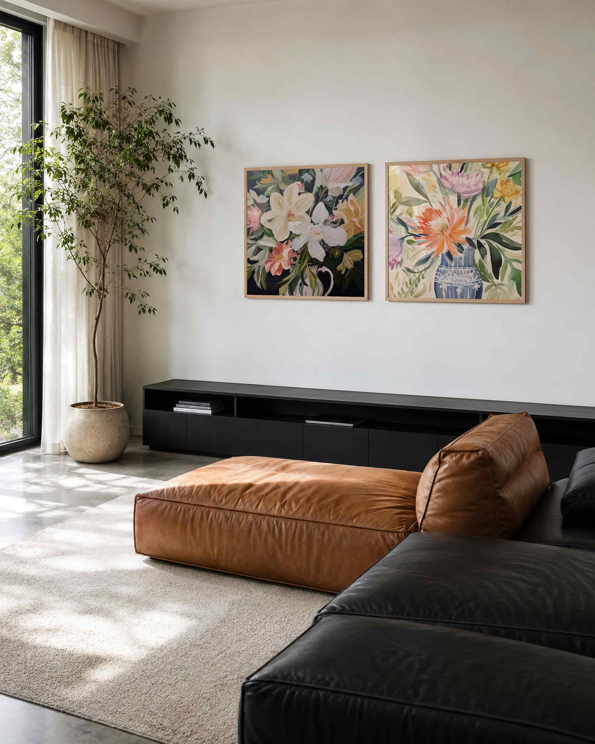 Interieurpresentatie van een tweedelige vierkante posterset met bloemen en vaas