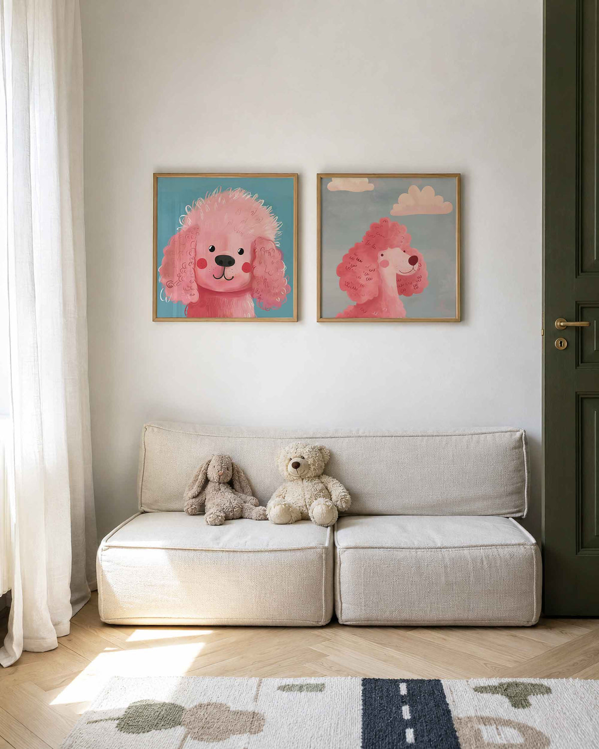 Interieurpresentatie van een tweedelige vierkante posterset met roze poedels