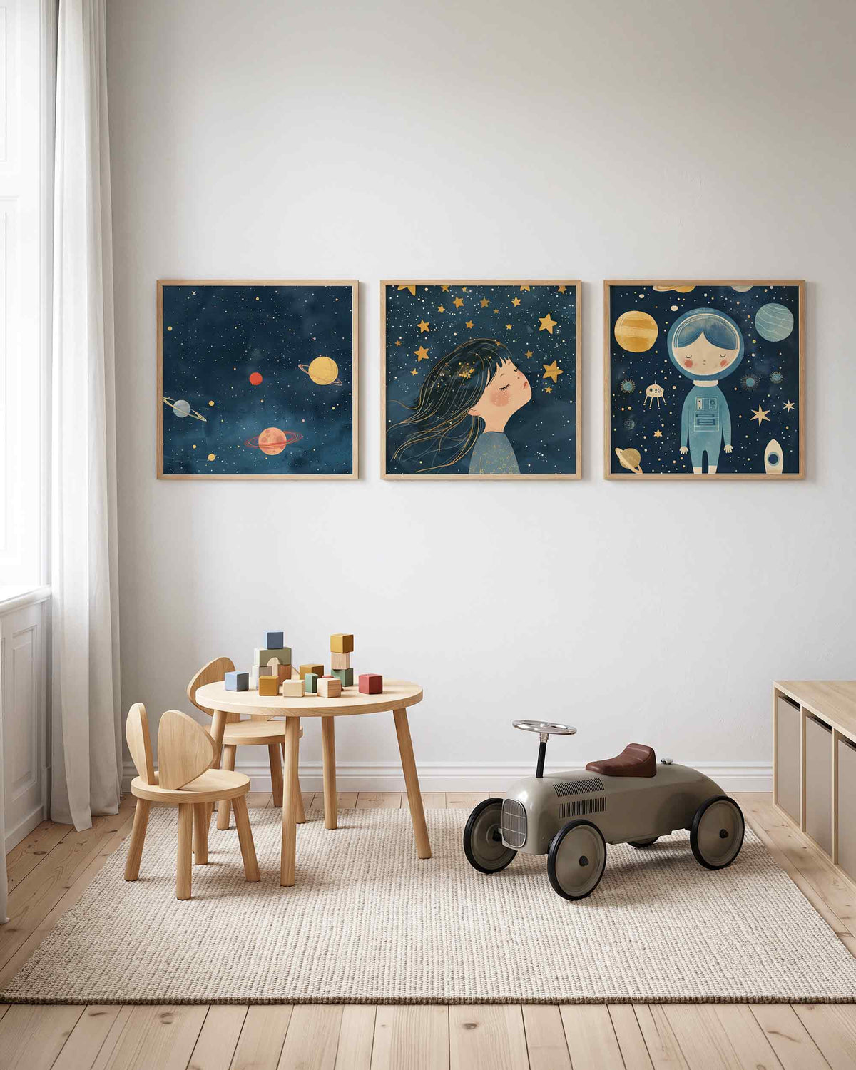 Interieurpresentatie van een driedelige vierkante posterset met ruimtefiguren