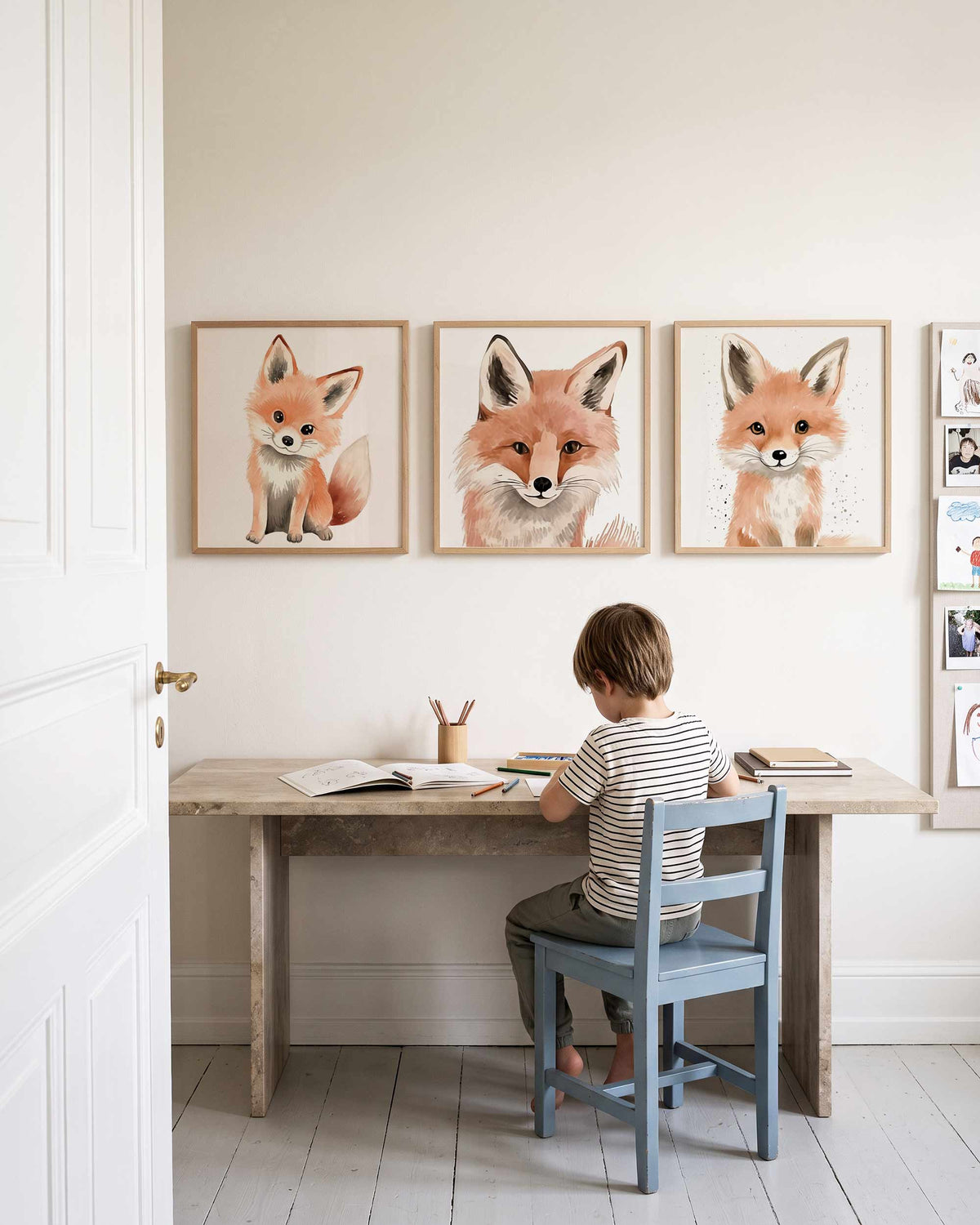 Interieurpresentatie van een driedelige vierkante posterset met vosjes illustraties