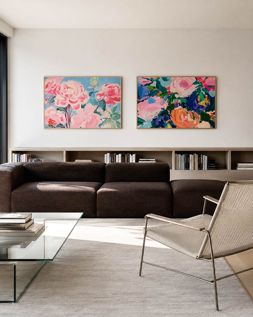 Interieurpresentatie van twee posters met roze en groene bloemen tegen een luchtblauwe achtergrond