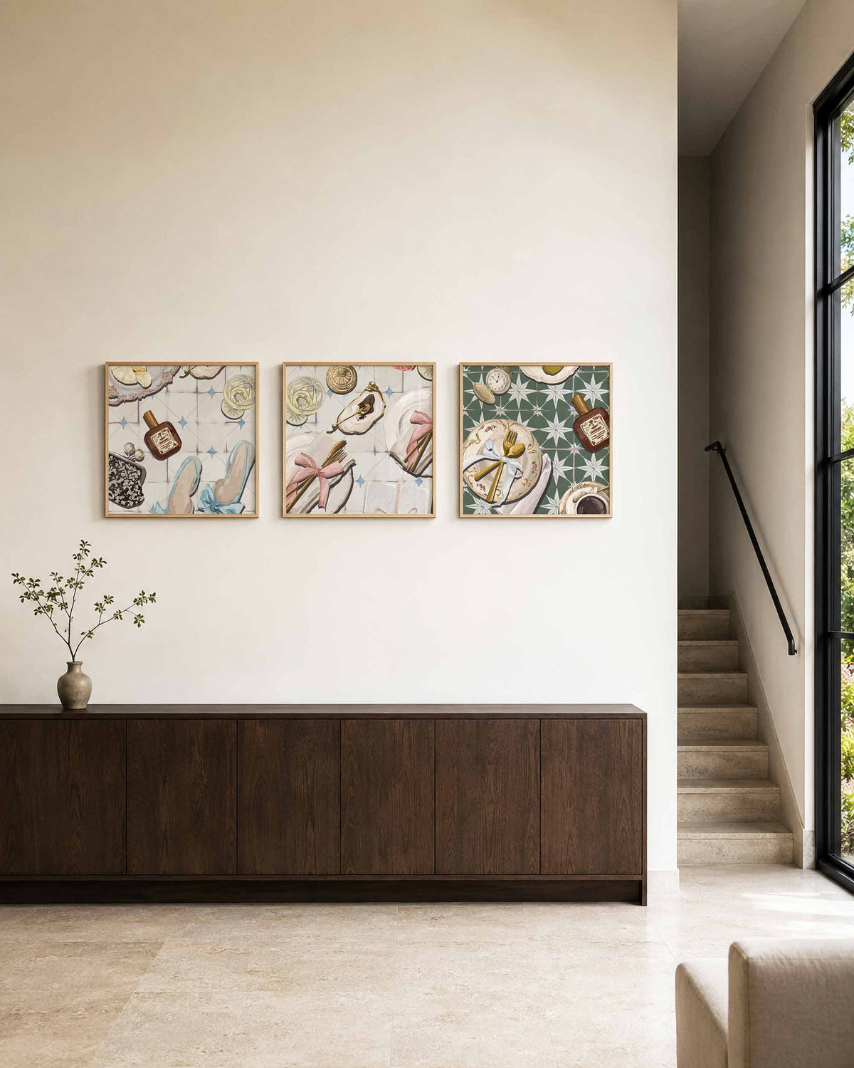Interieurpresentatie van een driedelige vierkante posterset met gedekte tafel