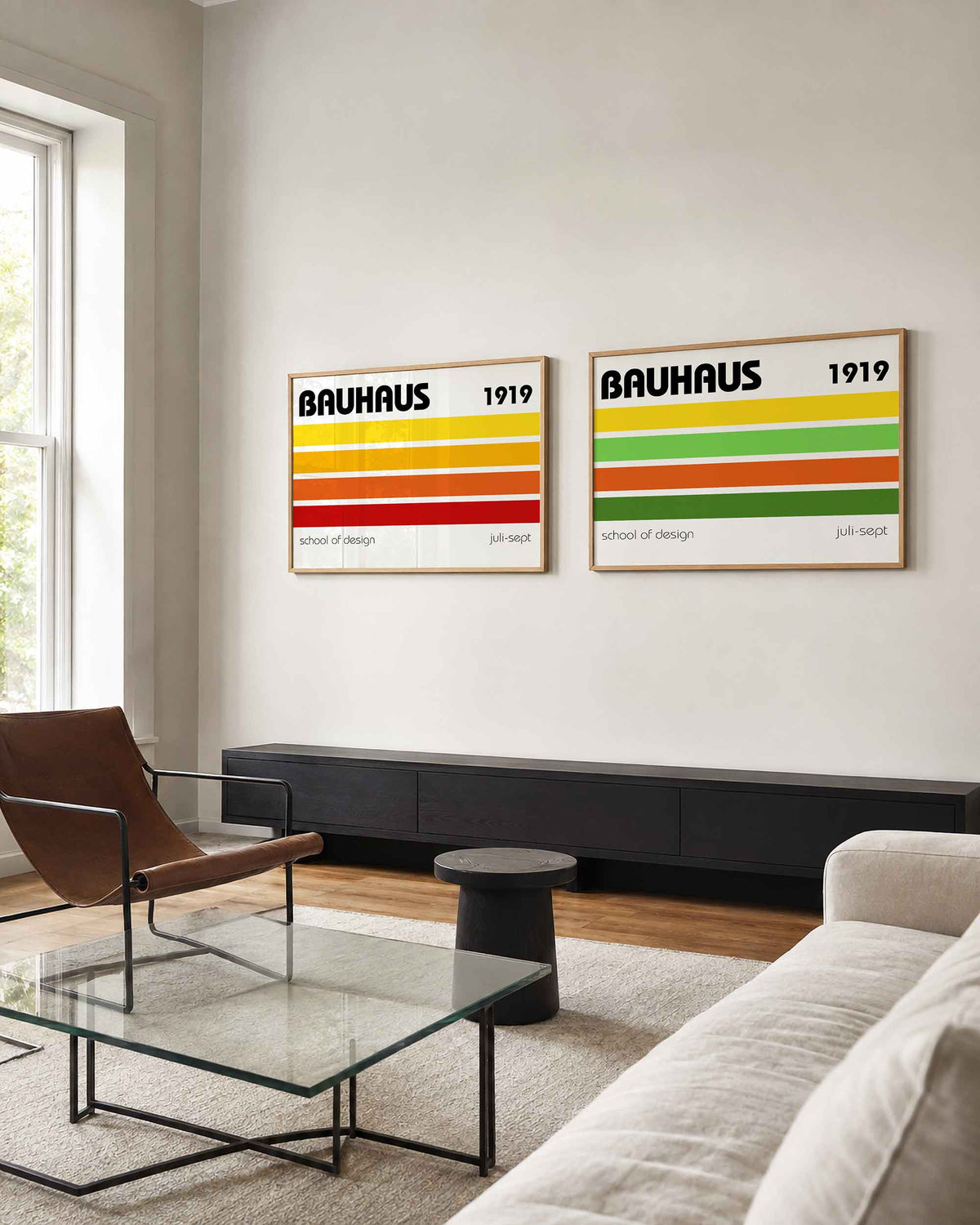 Interieurmockup van tweedelige landscape-posterset met kleurrijke schoolbanen
