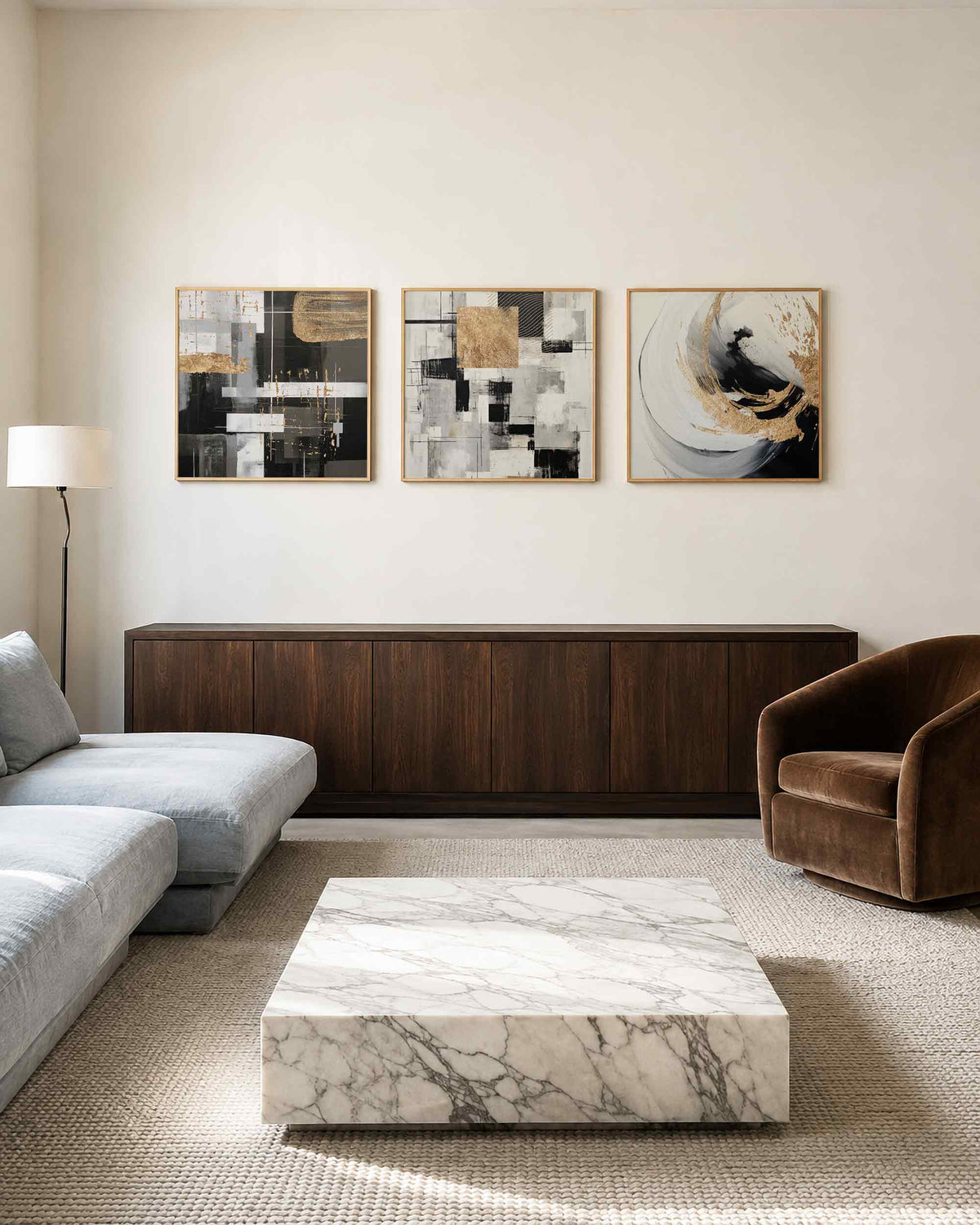 Interieurpresentatie van een driedelige vierkante posterset met abstract goud zwart wit