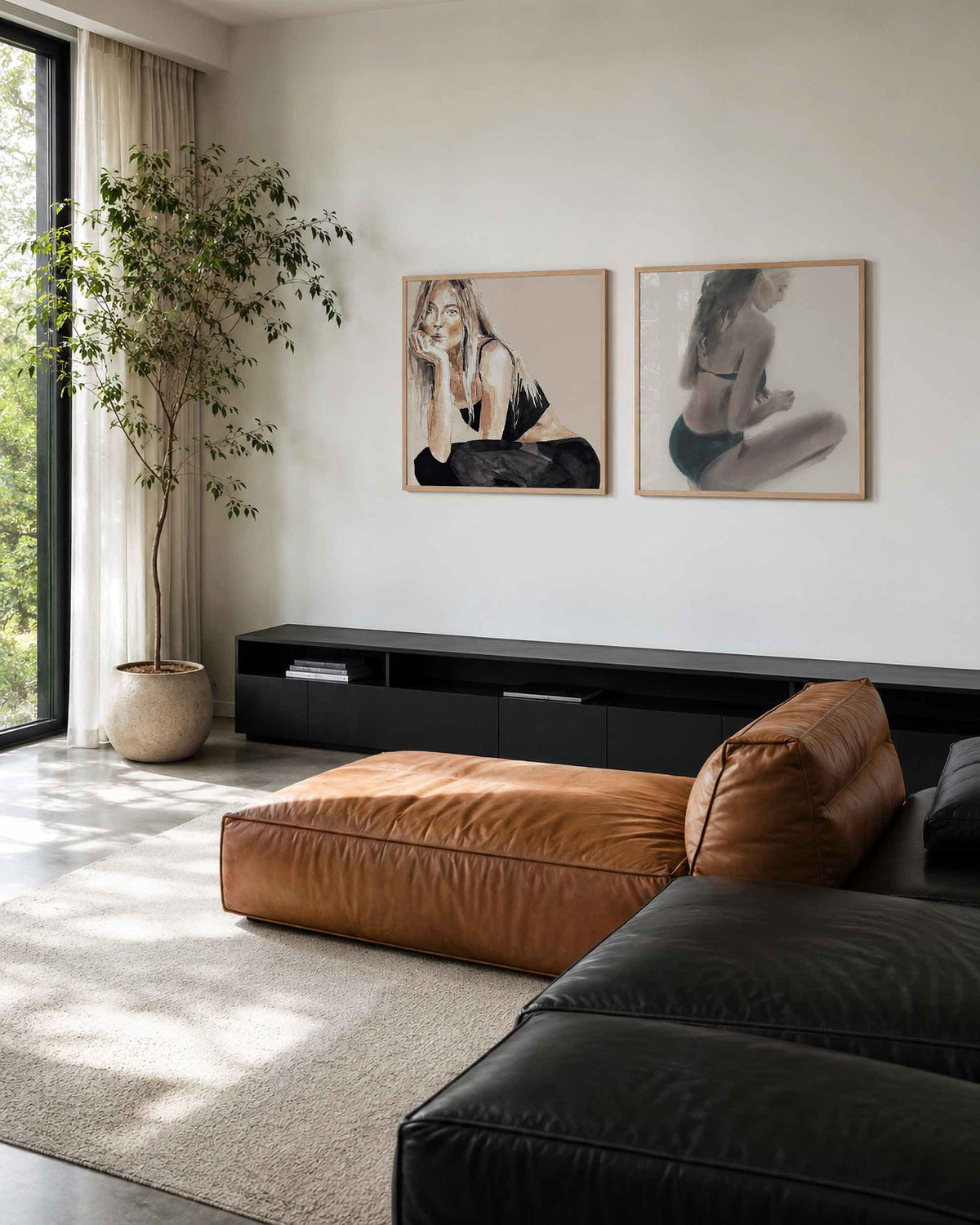 Interieurpresentatie van een tweedelige vierkante posterset met vrouwenportretten