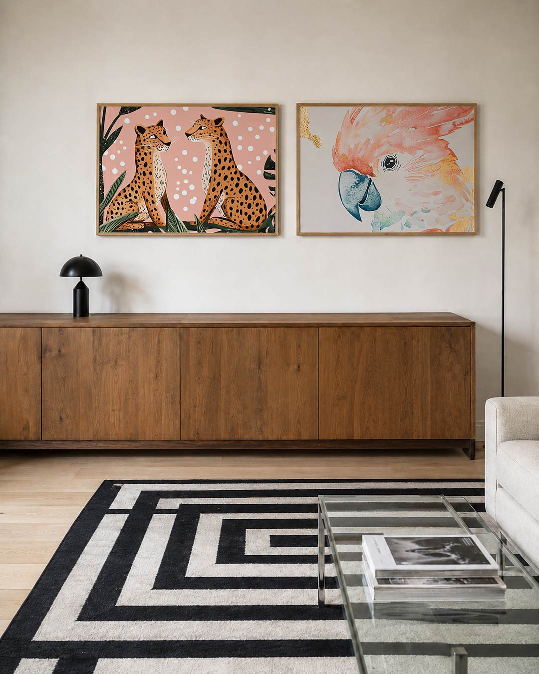 Tweedelige posterset met twee luipaarden tegenover elkaar op een roze achtergrond met witte stippen, getoond in een interieur