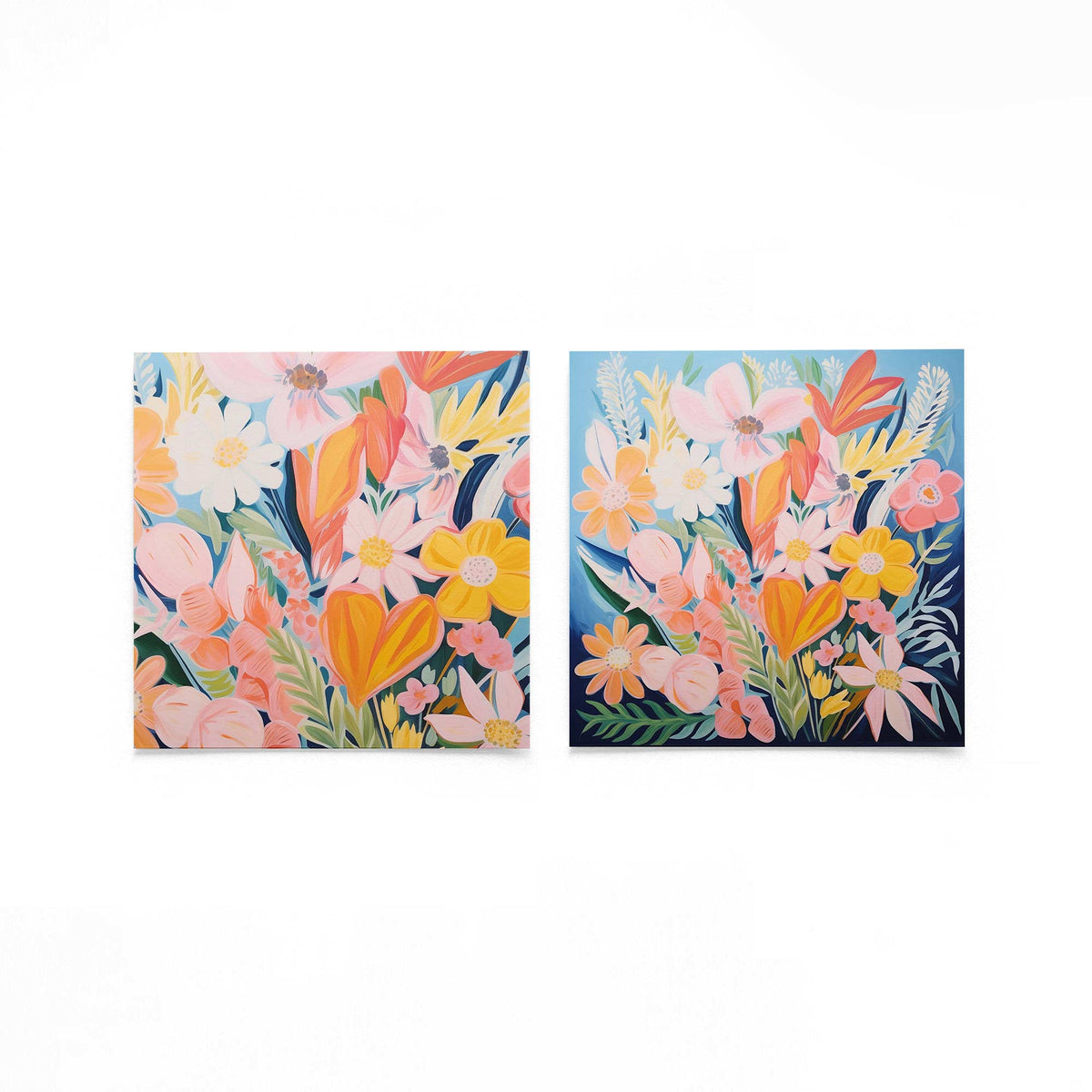 Twee vierkante posters met kleurrijke bloemen op een gebroken witte achtergrond