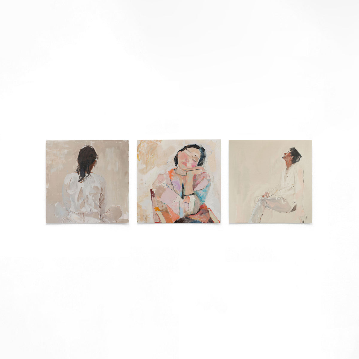 Drie vierkante posters met expressieve portretten op een gebroken witte achtergrond