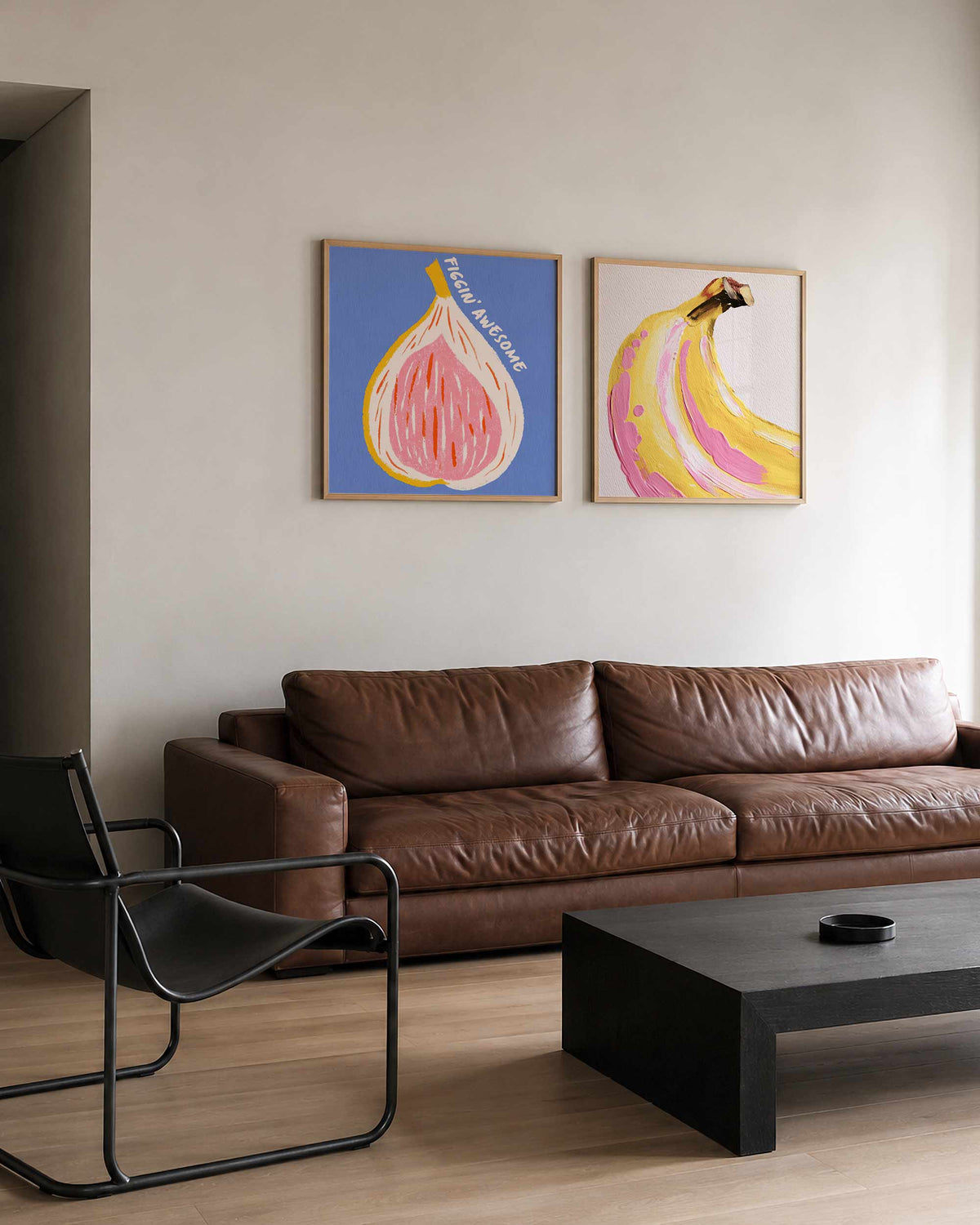 Interieurpresentatie van een tweedelige vierkante posterset met vijg en banaan