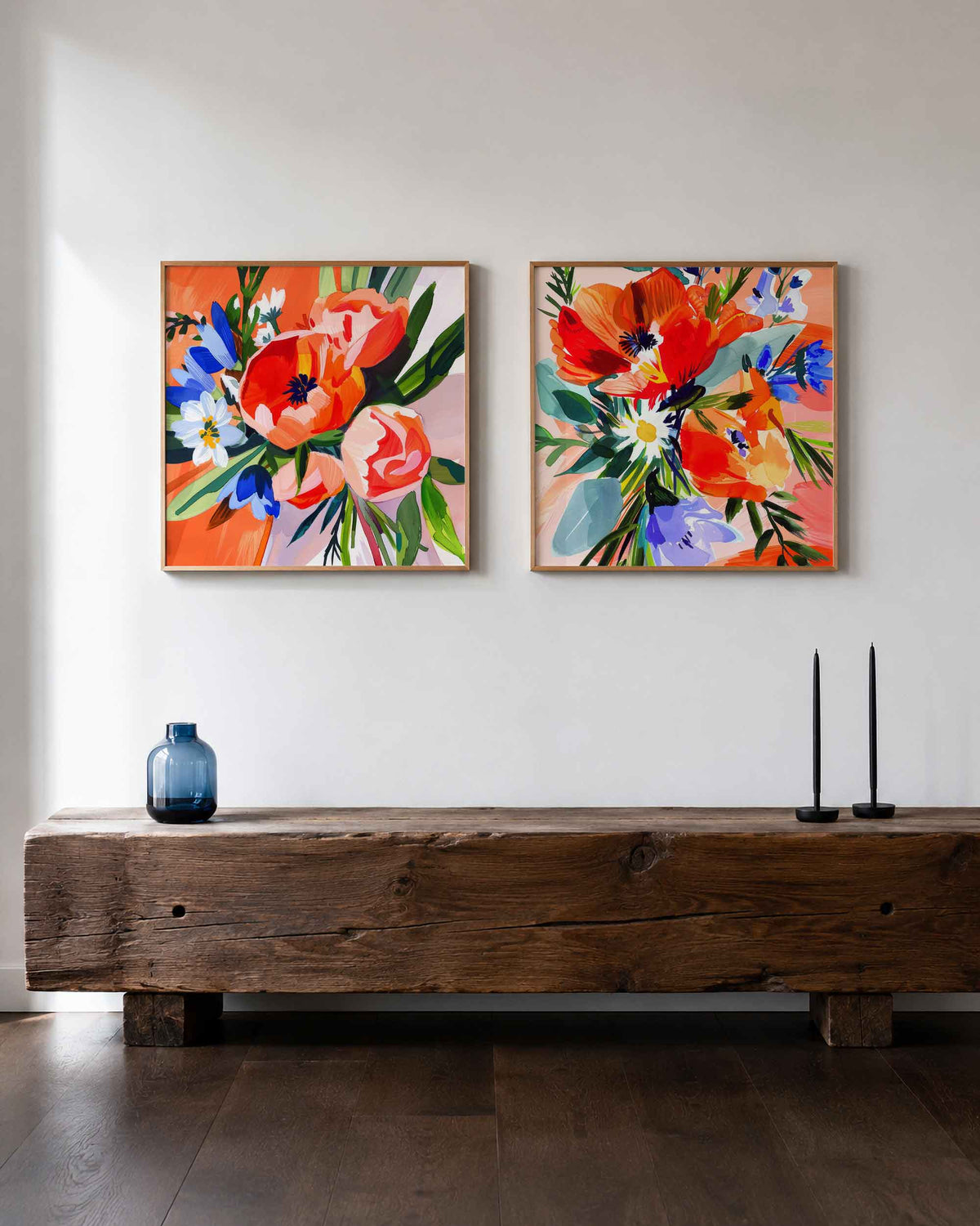 Interieurpresentatie van een tweedelige vierkante posterset met kleurrijke bloemen