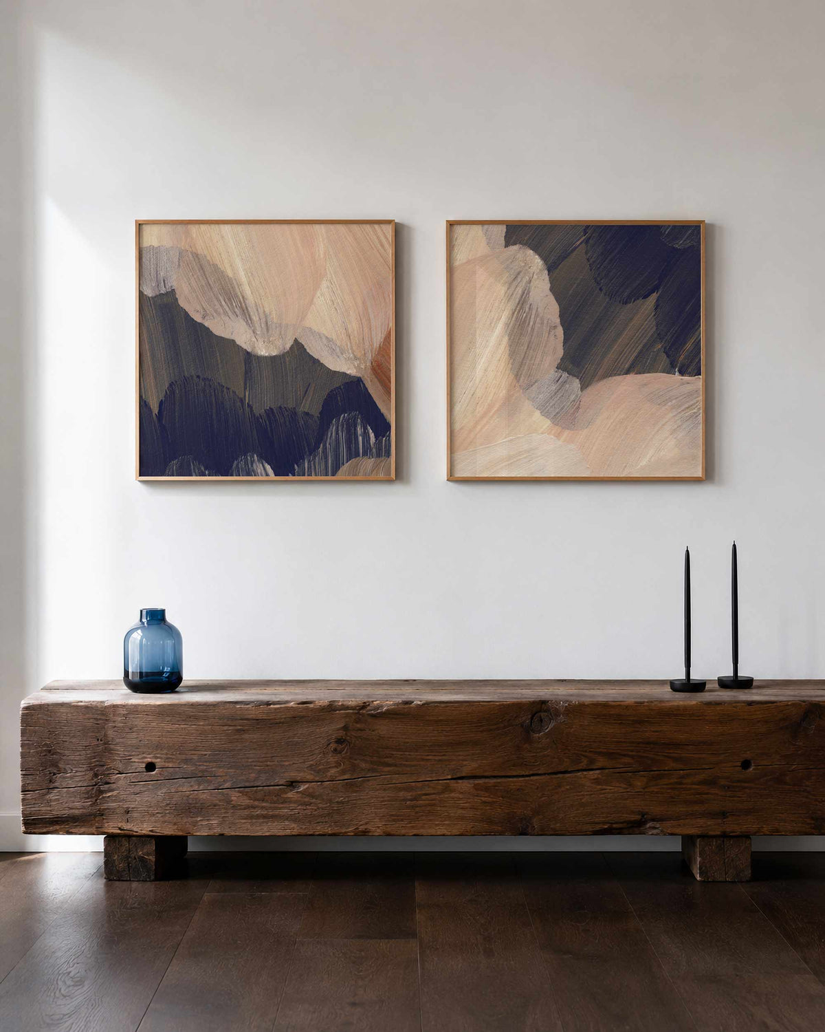 Interieurpresentatie van een tweedelige vierkante posterset met aardetinten abstracte