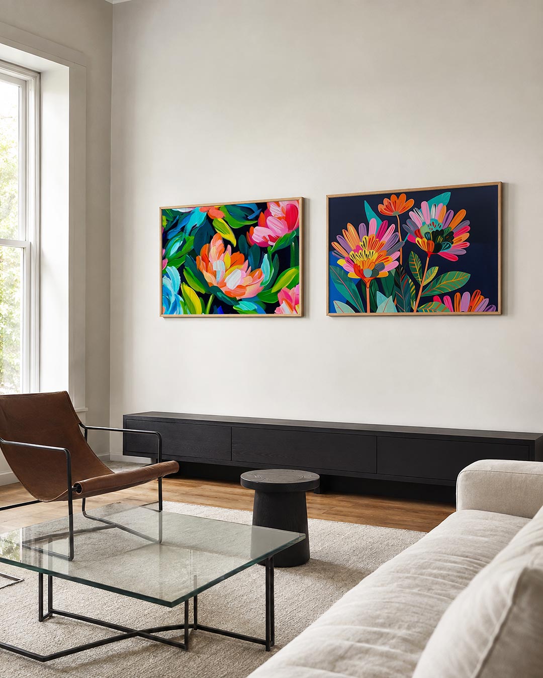 Tweedelige posterset met kleurrijke bloembladen en bladeren, getoond in een interieur