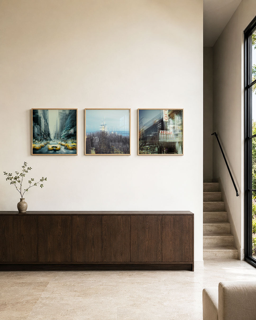 Interieur met vierkant fotografisch drieluik stad in meervoud – Gerald Emming